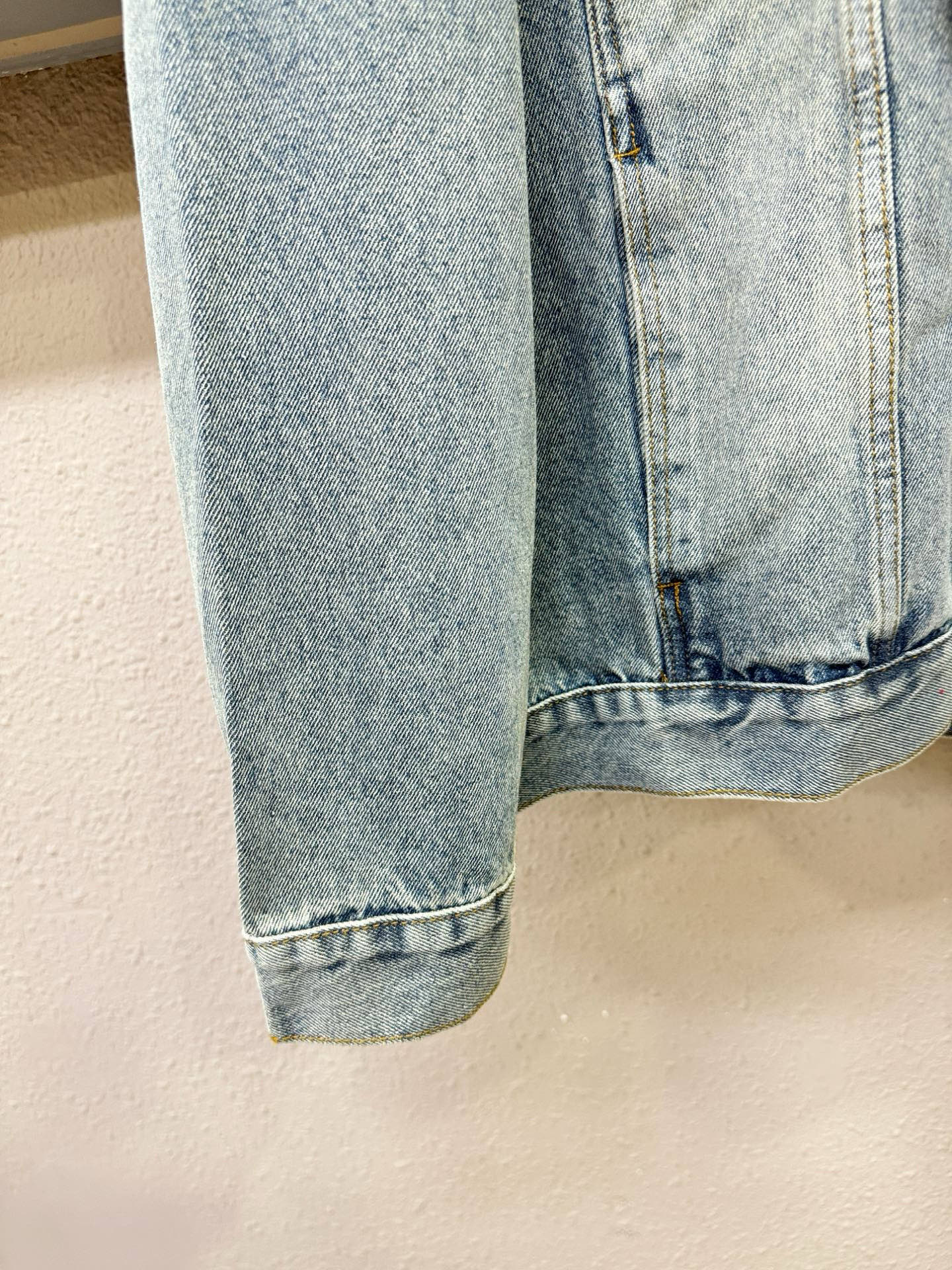 LV路易威登 牛仔外套，时装圈人气极为火热的单品，是时尚大咖们最炙手可热扭造型的必入尤物之一，塑造性领域