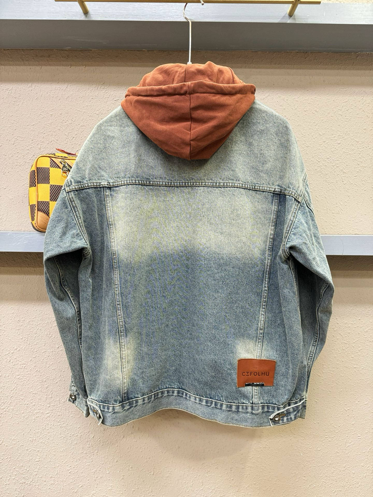 LV路易威登 牛仔外套，时装圈人气极为火热的单品，是时尚大咖们最炙手可热扭造型的必入尤物之一，塑造性领域