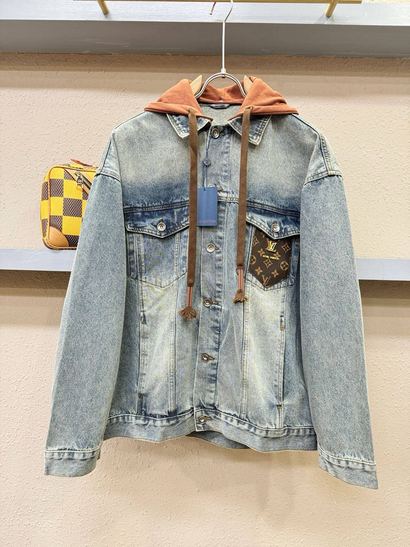 LV路易威登 牛仔外套，时装圈人气极为火热的单品，是时尚大咖们最炙手可热扭造型的必入尤物之一，塑造性领域