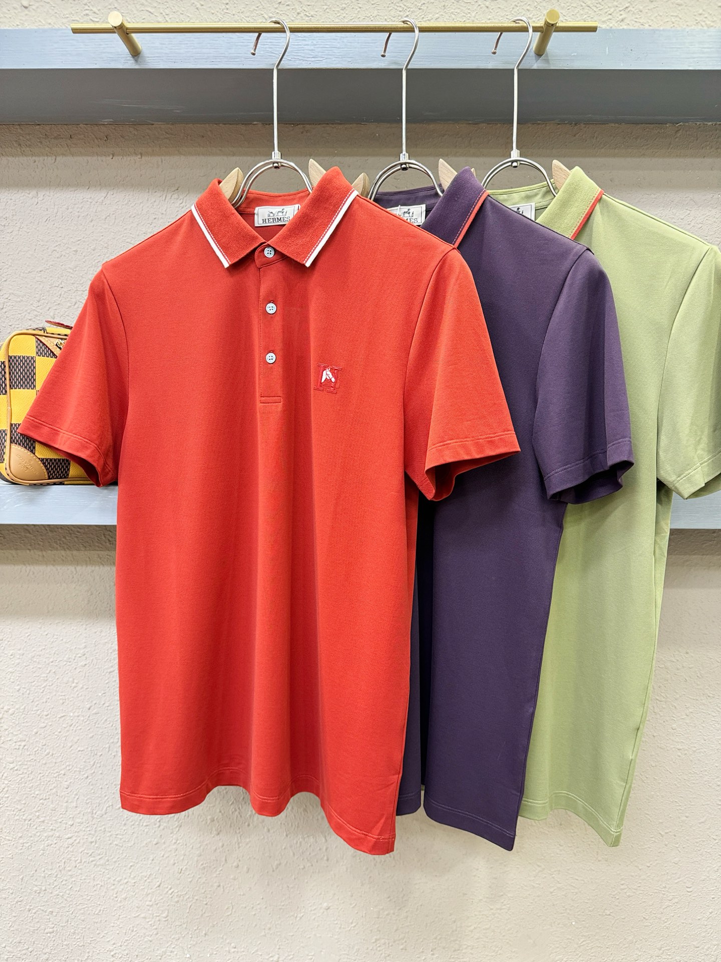 Hermès爱马仕 2026春夏新款首发专柜最新款翻领短袖，100%丝光棉面料，高端订制 设计前卫时尚！