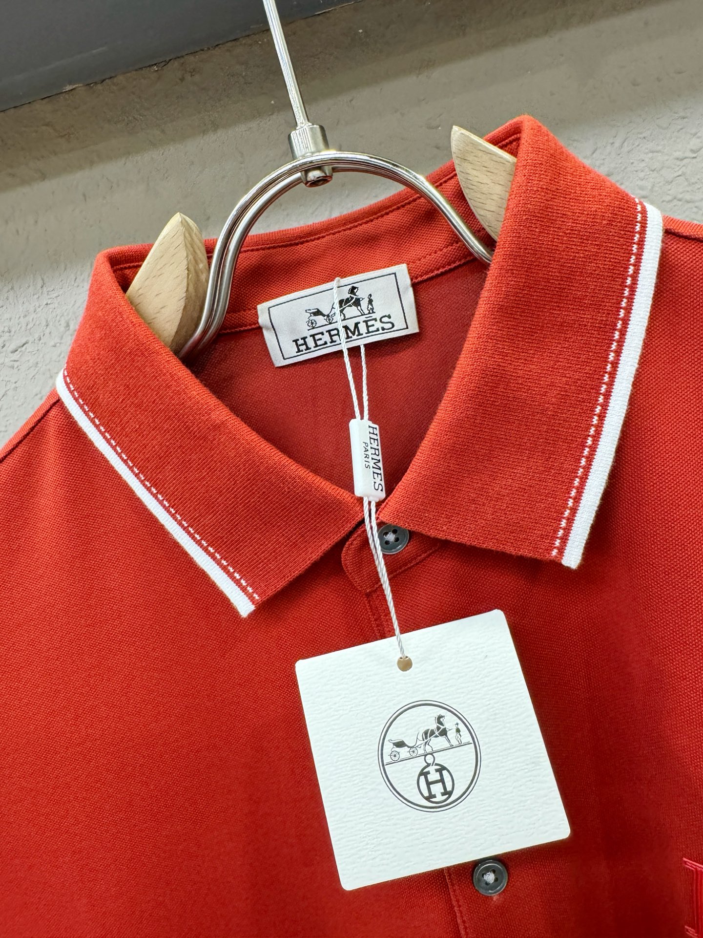 Hermès爱马仕 2026春夏新款首发专柜最新款翻领短袖，100%丝光棉面料，高端订制 设计前卫时尚！