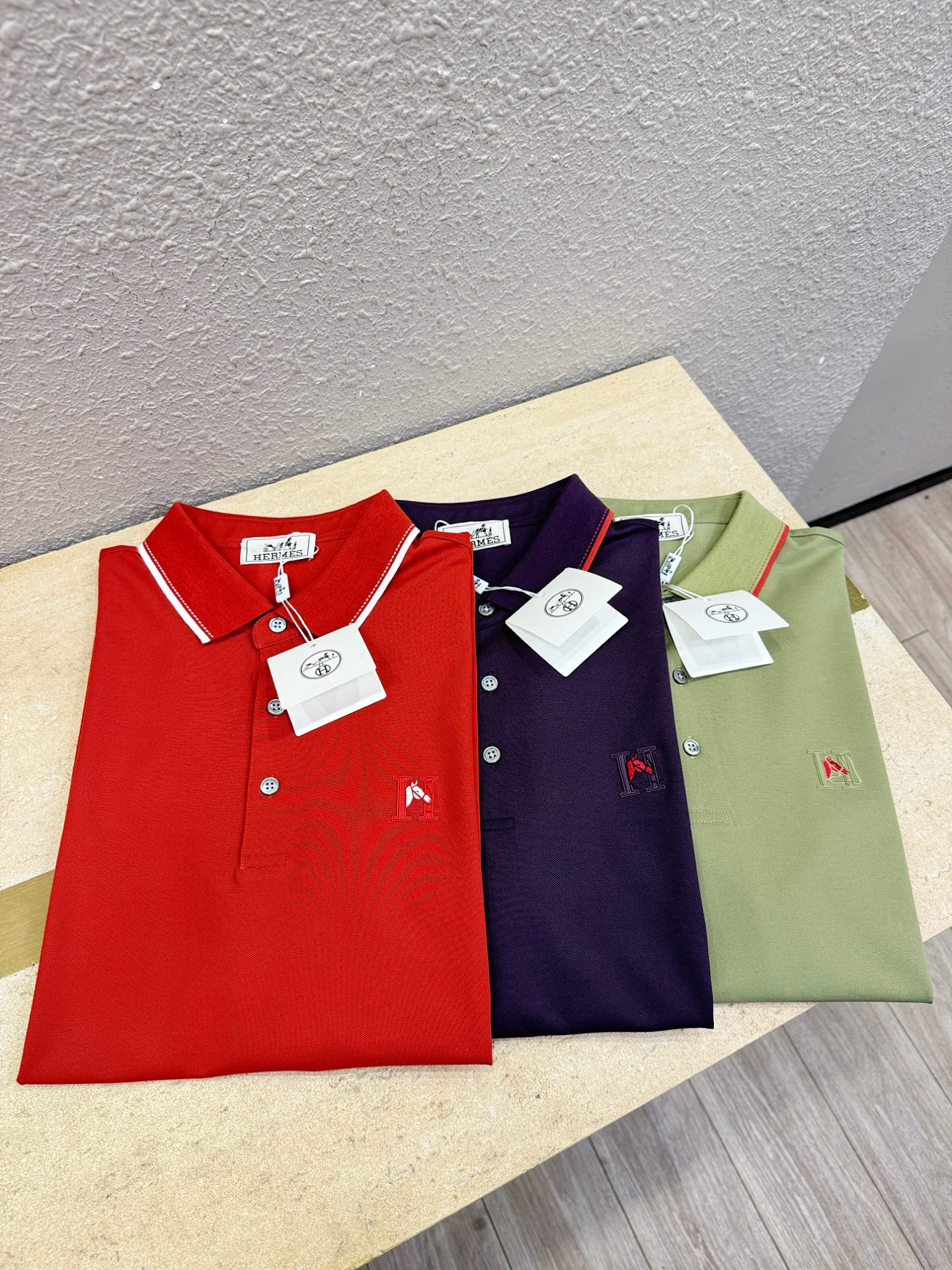 Hermès爱马仕 2026春夏新款首发专柜最新款翻领短袖，100%丝光棉面料，高端订制 设计前卫时尚！