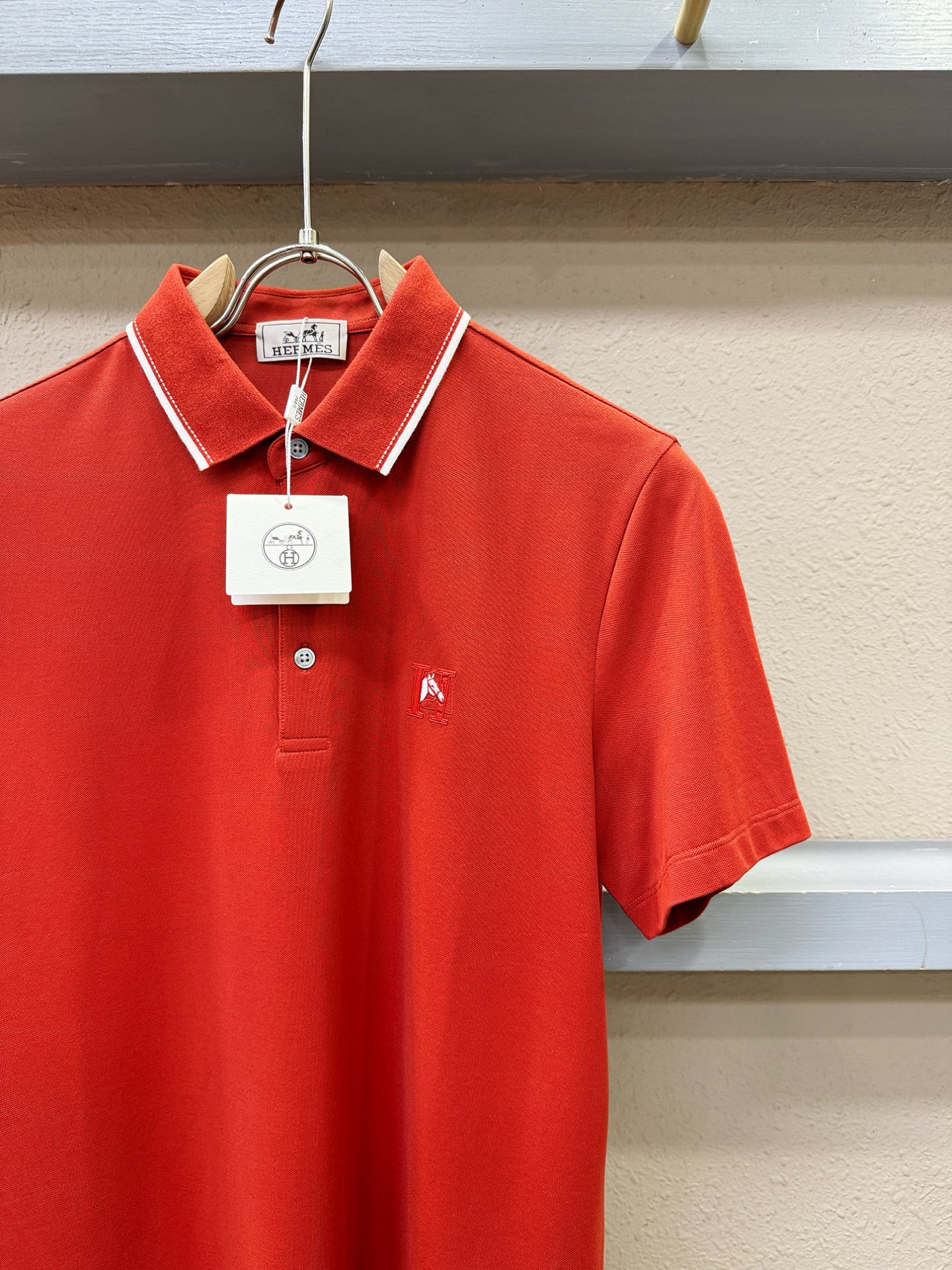 Hermès爱马仕 2026春夏新款首发专柜最新款翻领短袖，100%丝光棉面料，高端订制 设计前卫时尚！