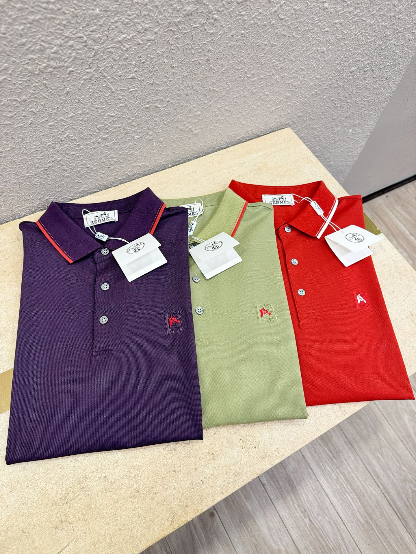 Hermès爱马仕 2026春夏新款首发专柜最新款翻领短袖，100%丝光棉面料，高端订制 设计前卫时尚！