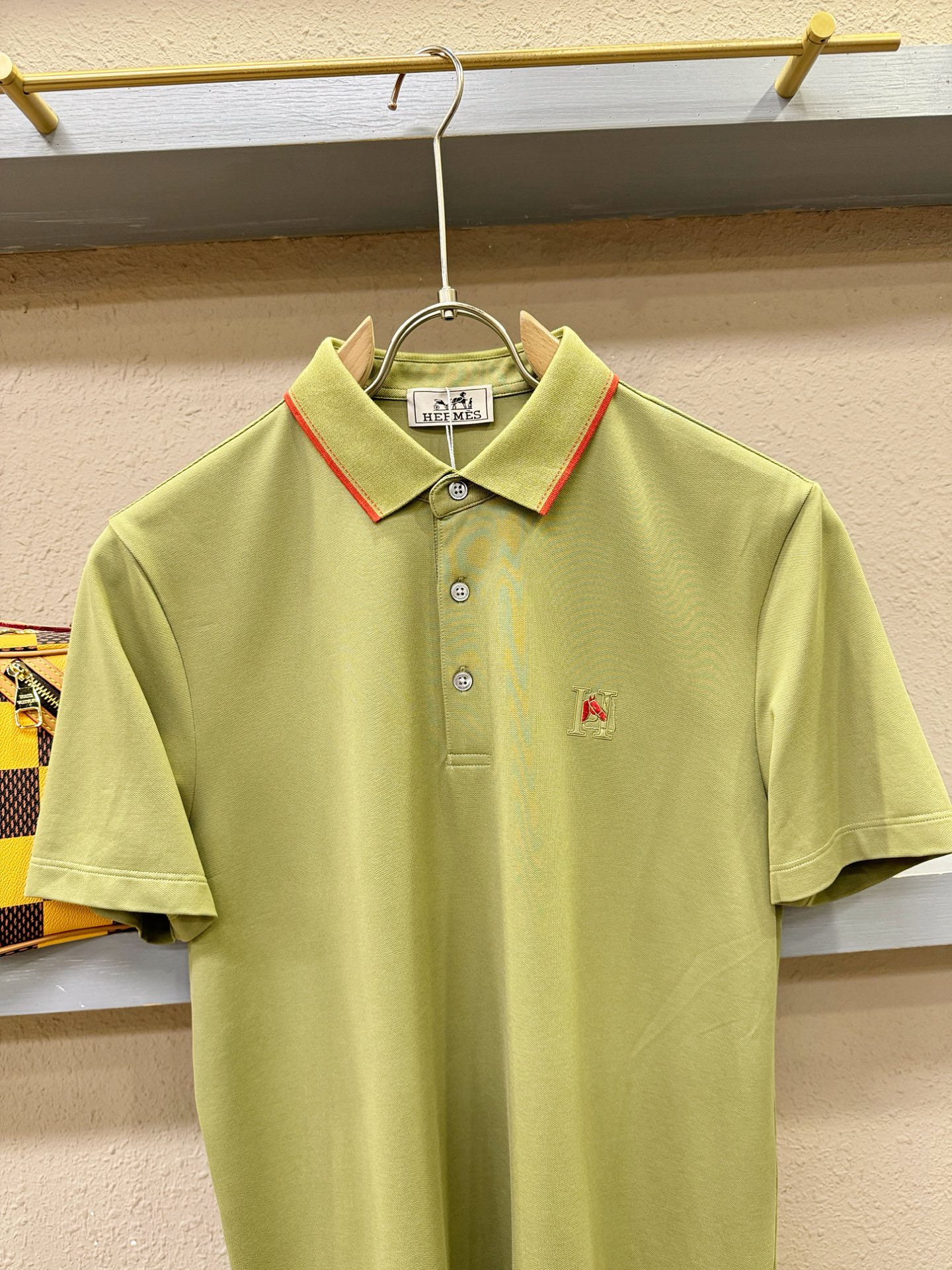Hermès爱马仕 2026春夏新款首发专柜最新款翻领短袖，100%丝光棉面料，高端订制 设计前卫时尚！