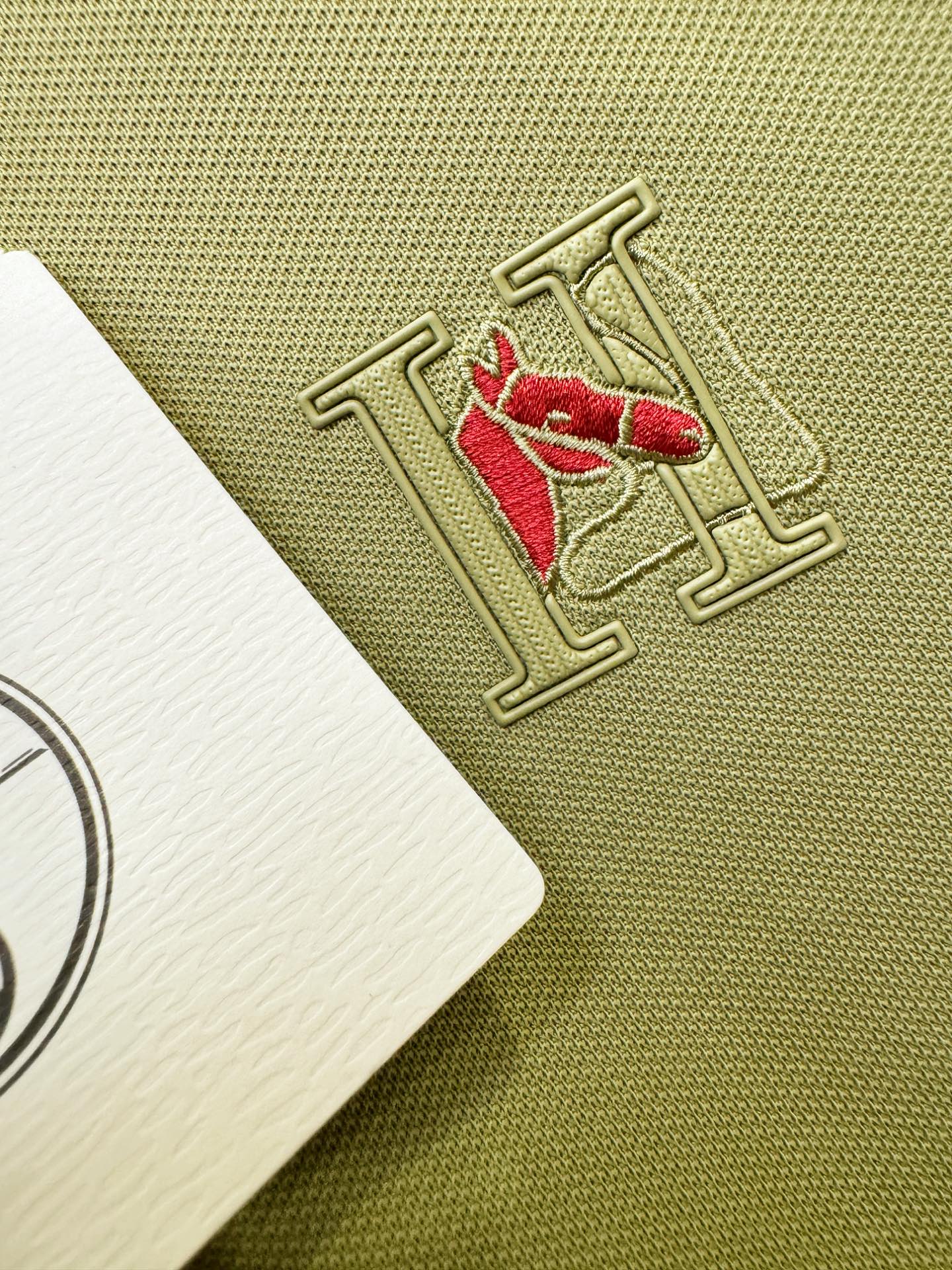 Hermès爱马仕 2026春夏新款首发专柜最新款翻领短袖，100%丝光棉面料，高端订制 设计前卫时尚！