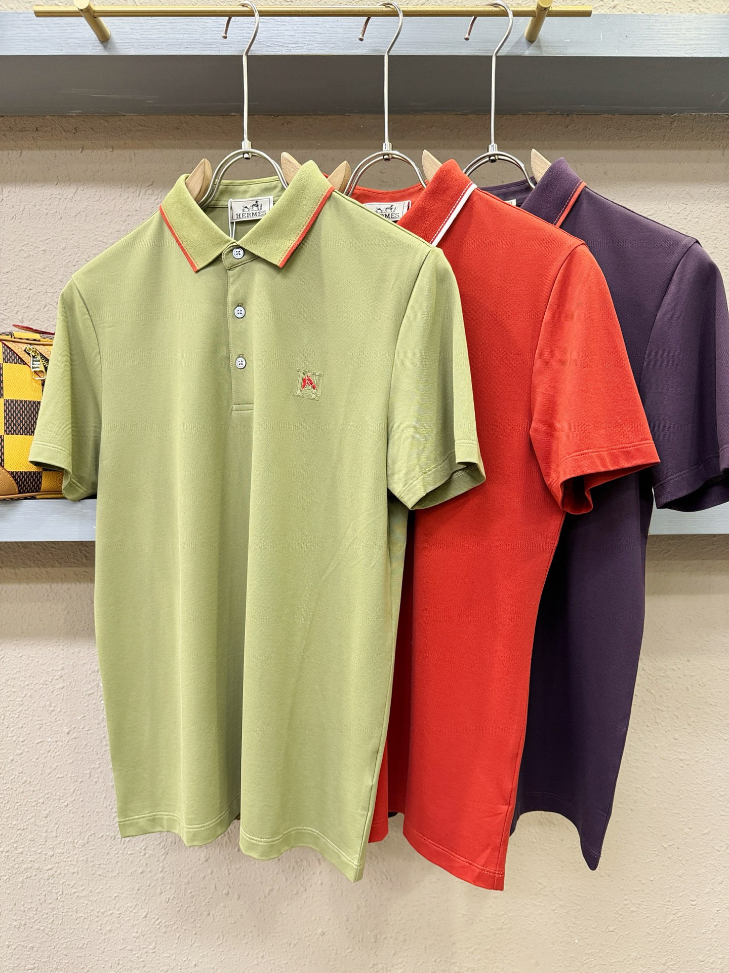 Hermès爱马仕 2026春夏新款首发专柜最新款翻领短袖，100%丝光棉面料，高端订制 设计前卫时尚！