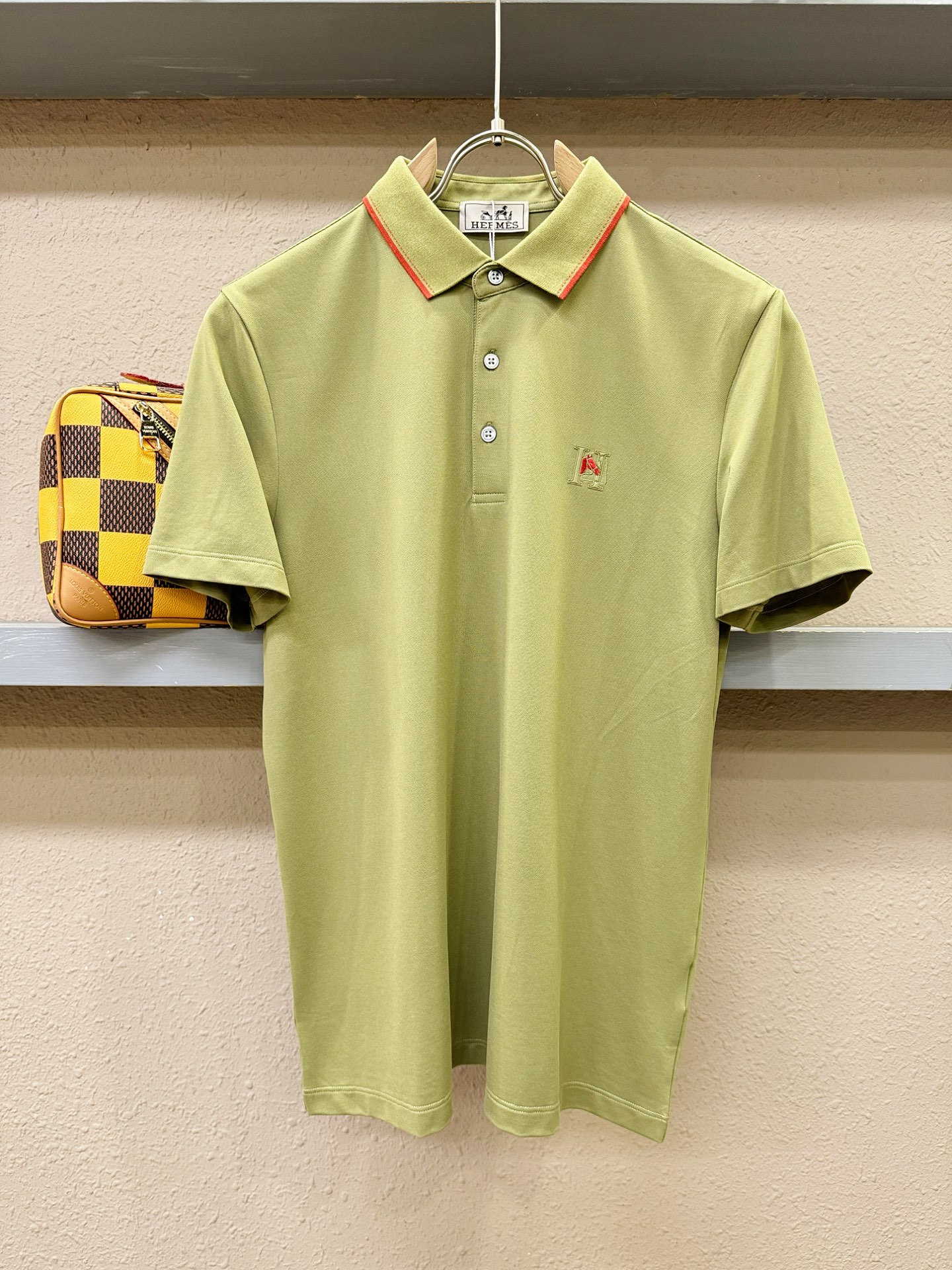 Hermès爱马仕 2026春夏新款首发专柜最新款翻领短袖，100%丝光棉面料，高端订制 设计前卫时尚！