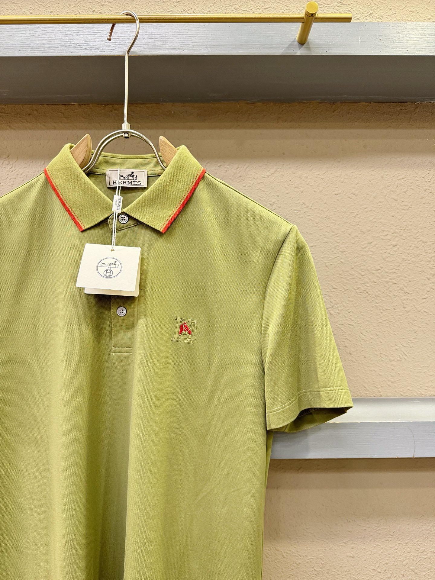 Hermès爱马仕 2026春夏新款首发专柜最新款翻领短袖，100%丝光棉面料，高端订制 设计前卫时尚！