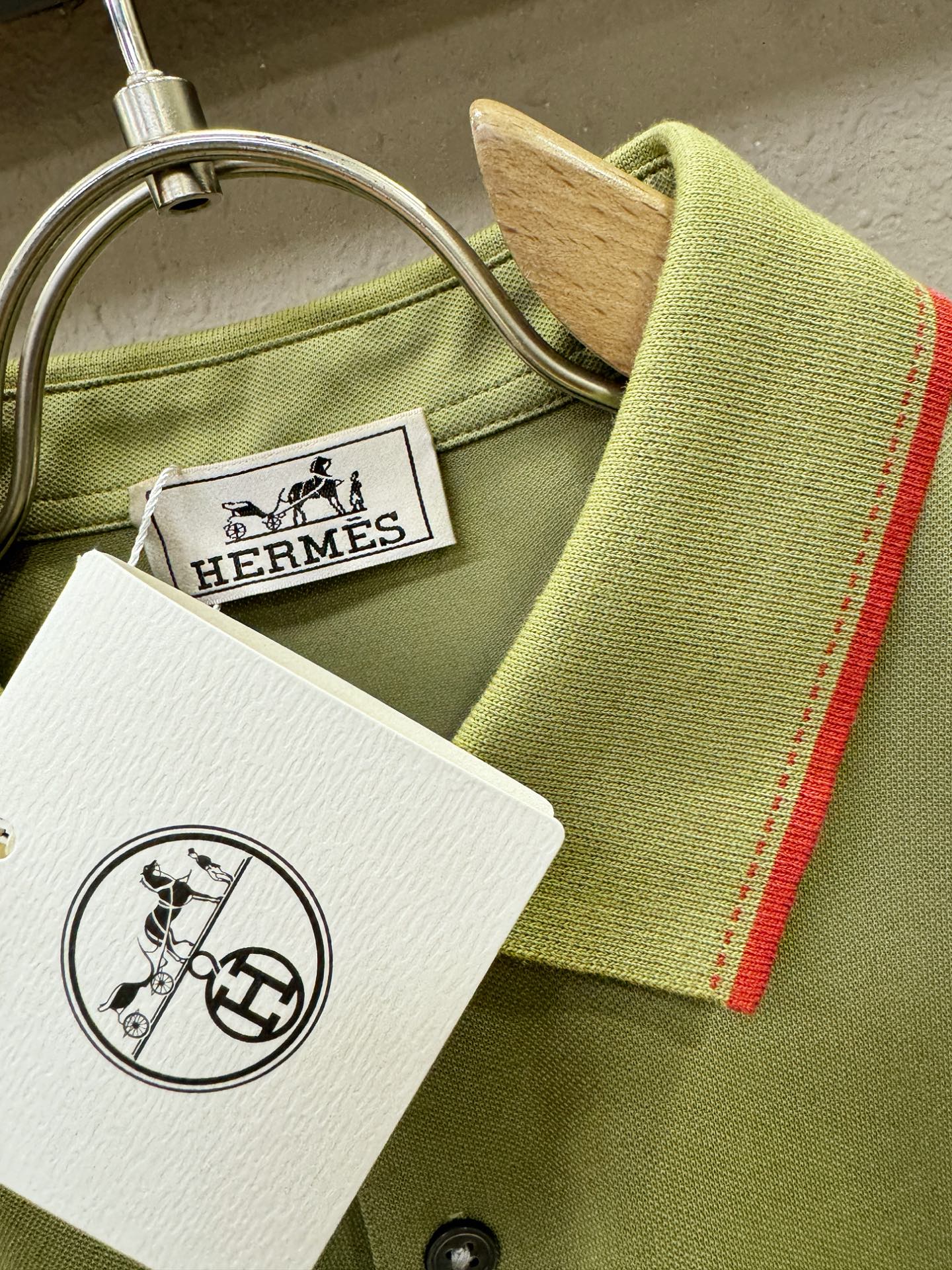 Hermès爱马仕 2026春夏新款首发专柜最新款翻领短袖，100%丝光棉面料，高端订制 设计前卫时尚！