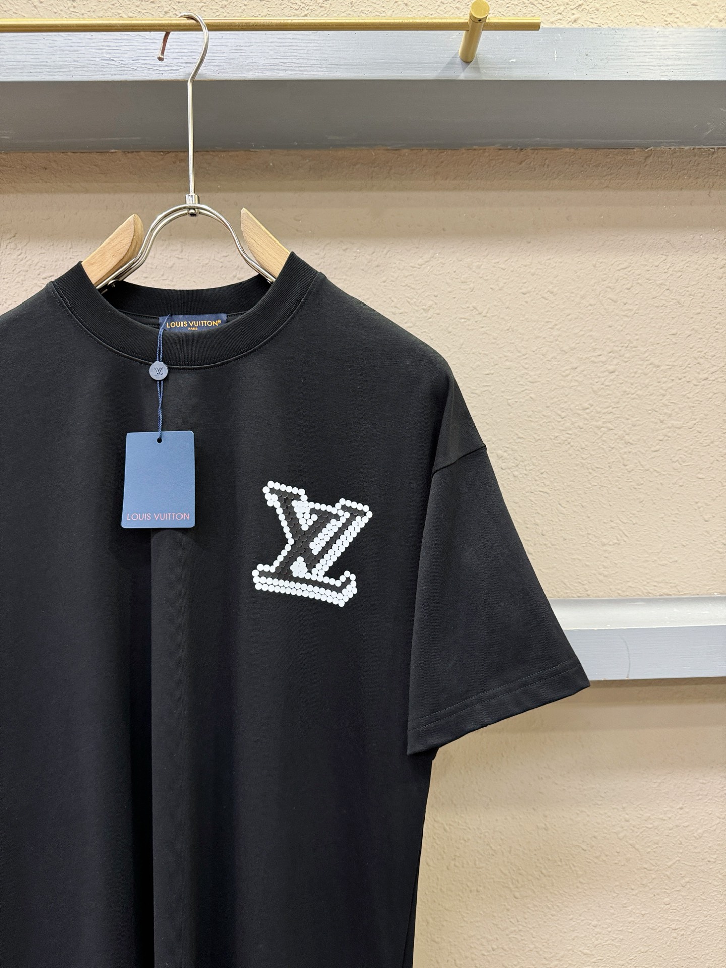 LV路易威登 2026新款短袖T恤！走秀图案时尚休闲短袖T恤衫！设计logo设计！极具设计精选客供面料，