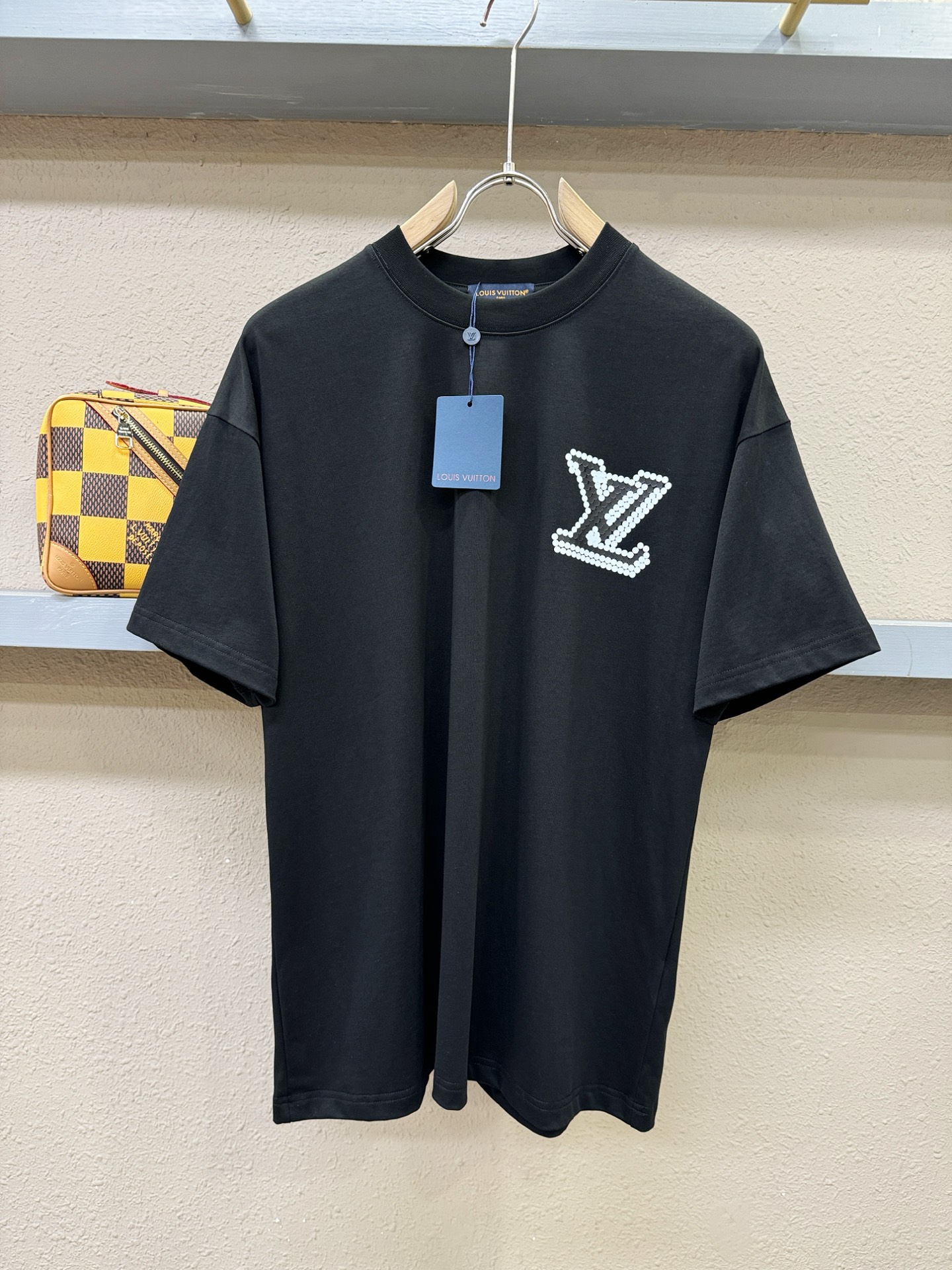 LV路易威登 2026新款短袖T恤！走秀图案时尚休闲短袖T恤衫！设计logo设计！极具设计精选客供面料，