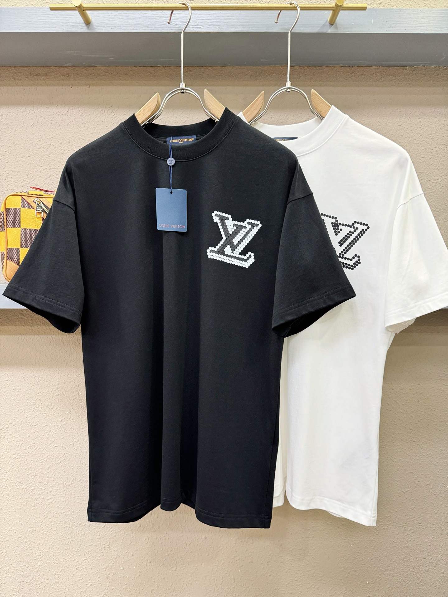 LV路易威登 2026新款短袖T恤！走秀图案时尚休闲短袖T恤衫！设计logo设计！极具设计精选客供面料，