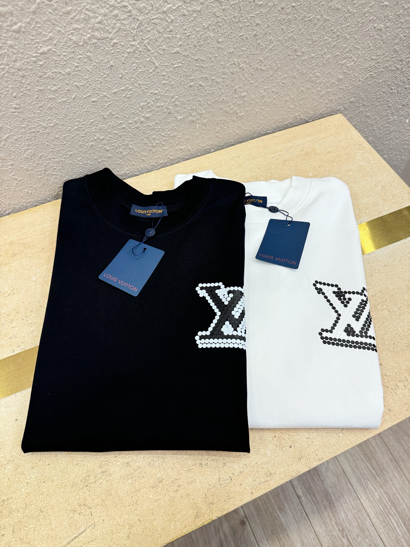 LV路易威登 2026新款短袖T恤！走秀图案时尚休闲短袖T恤衫！设计logo设计！极具设计精选客供面料，