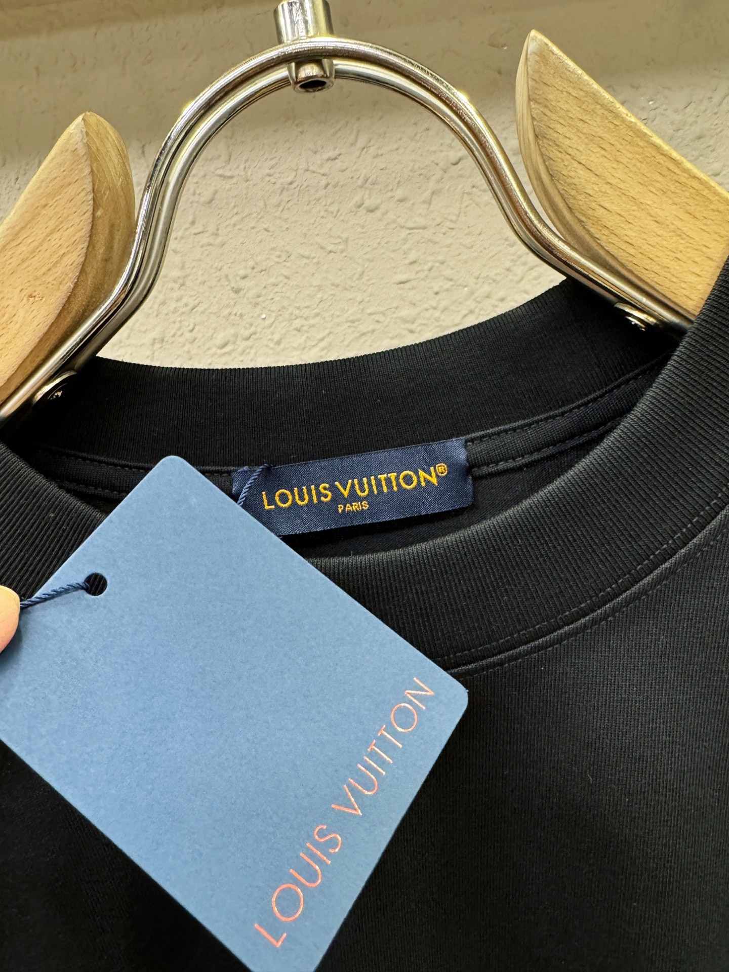 LV路易威登 2026新款短袖T恤！走秀图案时尚休闲短袖T恤衫！设计logo设计！极具设计精选客供面料，