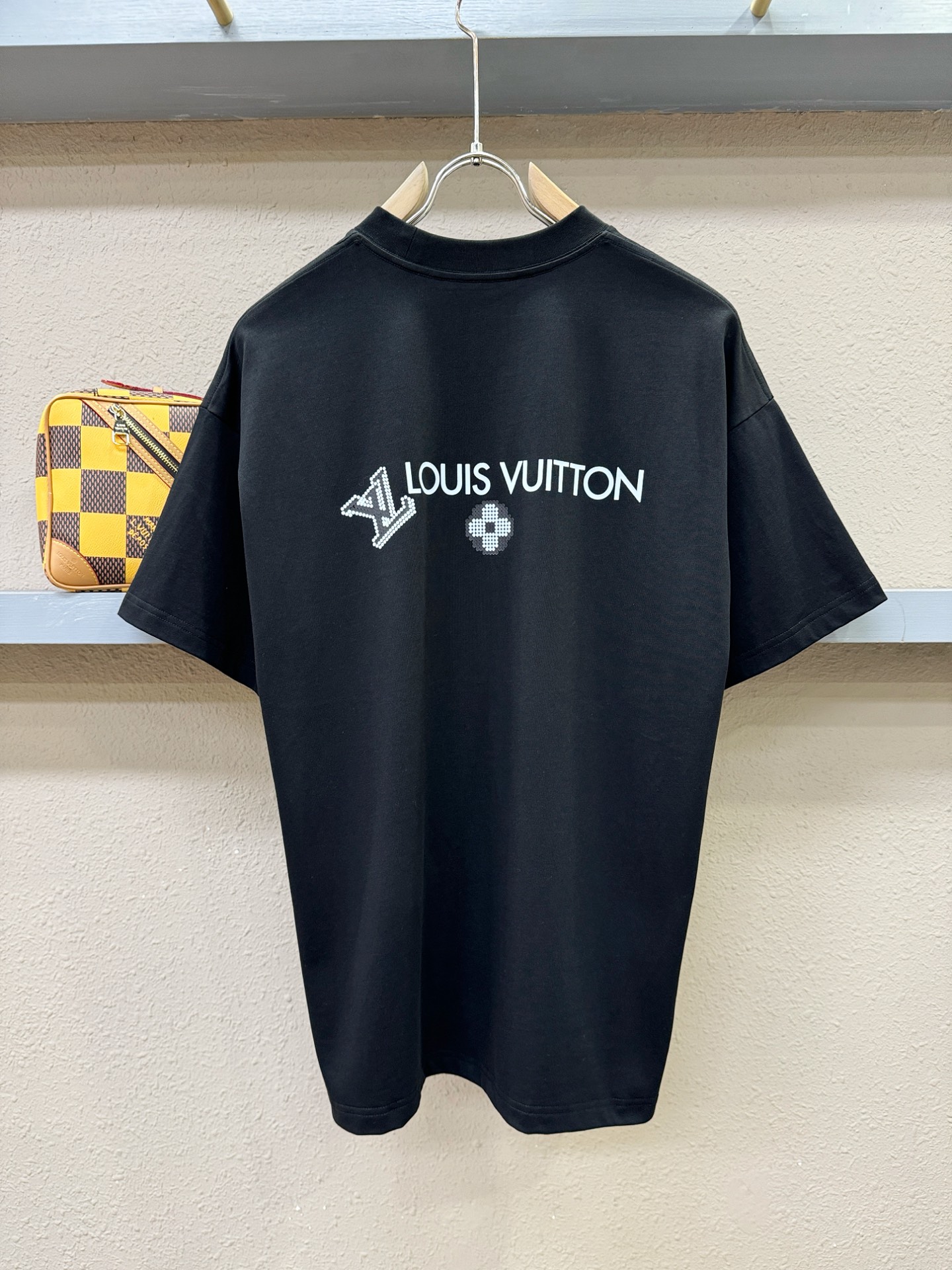 LV路易威登 2026新款短袖T恤！走秀图案时尚休闲短袖T恤衫！设计logo设计！极具设计精选客供面料，