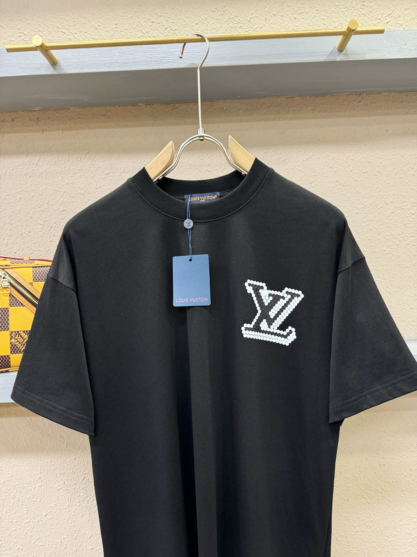 LV路易威登 2026新款短袖T恤！走秀图案时尚休闲短袖T恤衫！设计logo设计！极具设计精选客供面料，