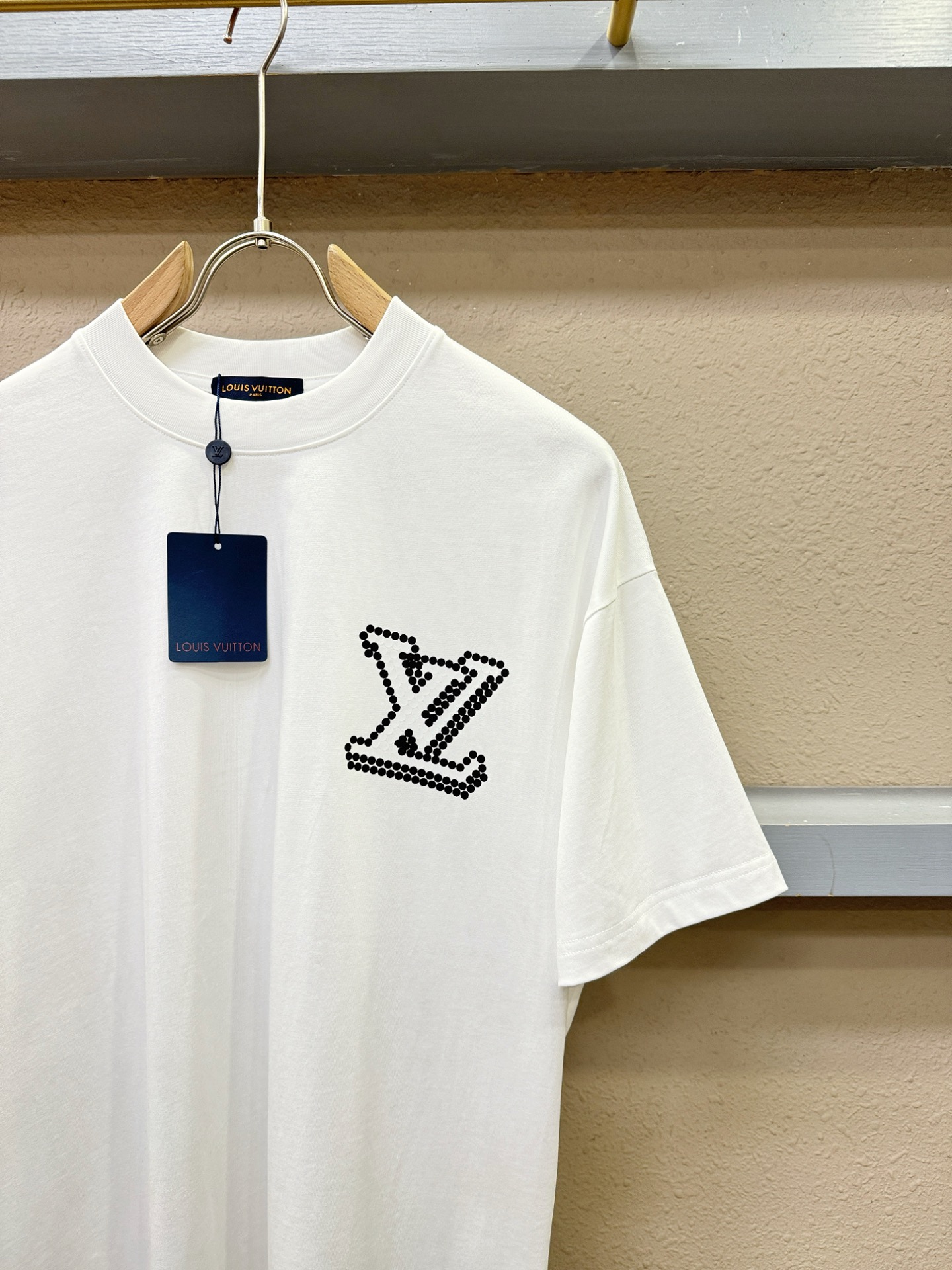 LV路易威登 2026新款短袖T恤！走秀图案时尚休闲短袖T恤衫！设计logo设计！极具设计精选客供面料，