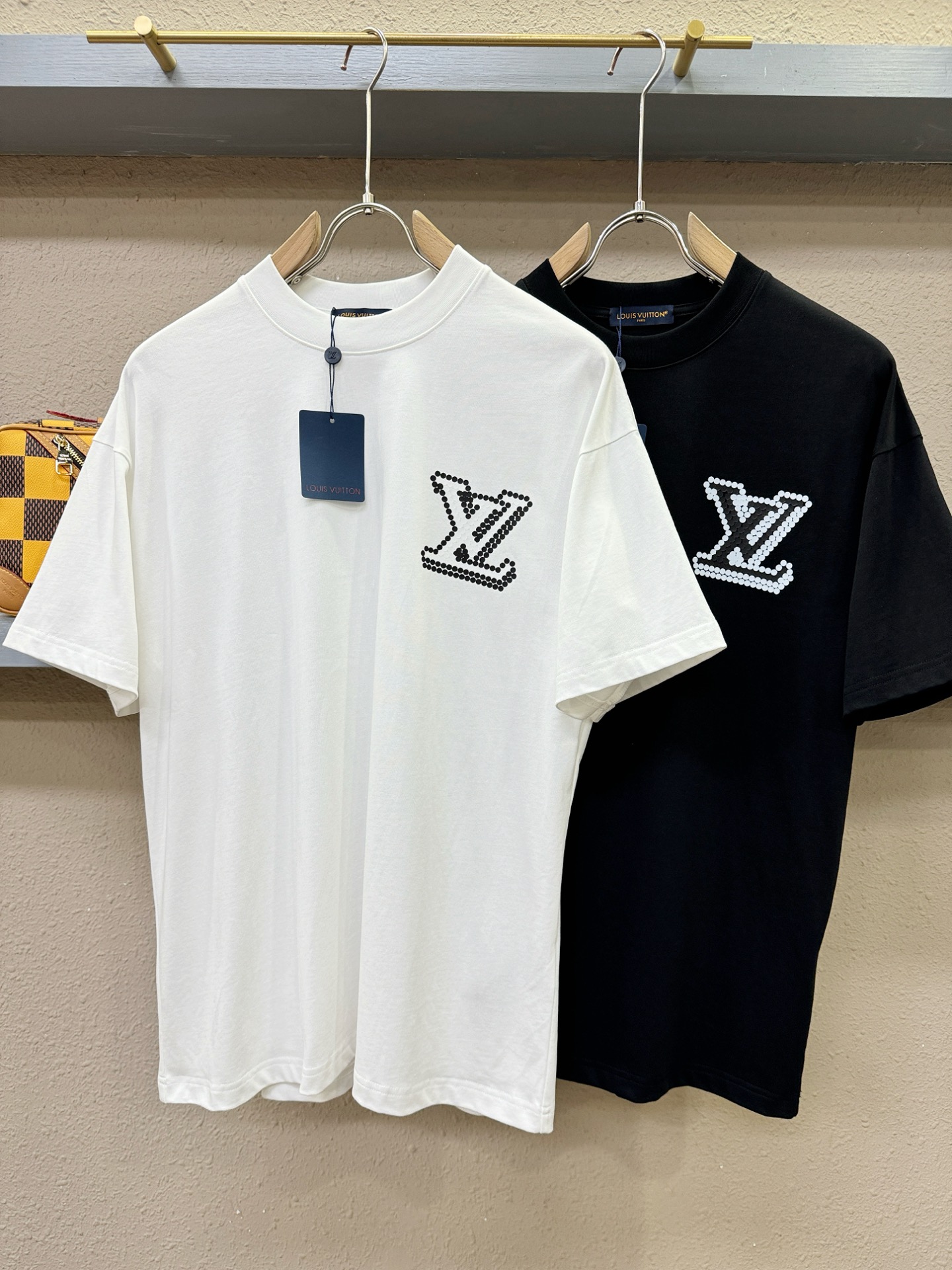 LV路易威登 2026新款短袖T恤！走秀图案时尚休闲短袖T恤衫！设计logo设计！极具设计精选客供面料，