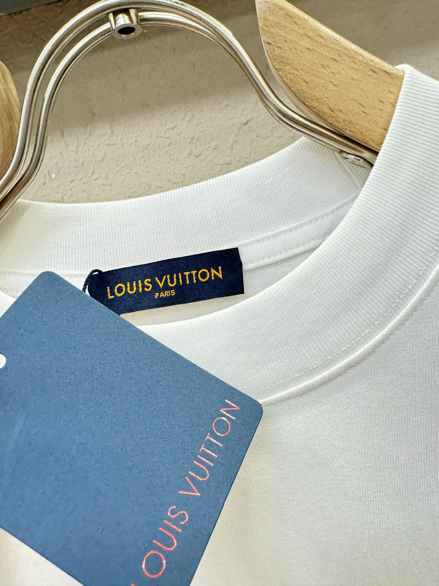 LV路易威登 2026新款短袖T恤！走秀图案时尚休闲短袖T恤衫！设计logo设计！极具设计精选客供面料，