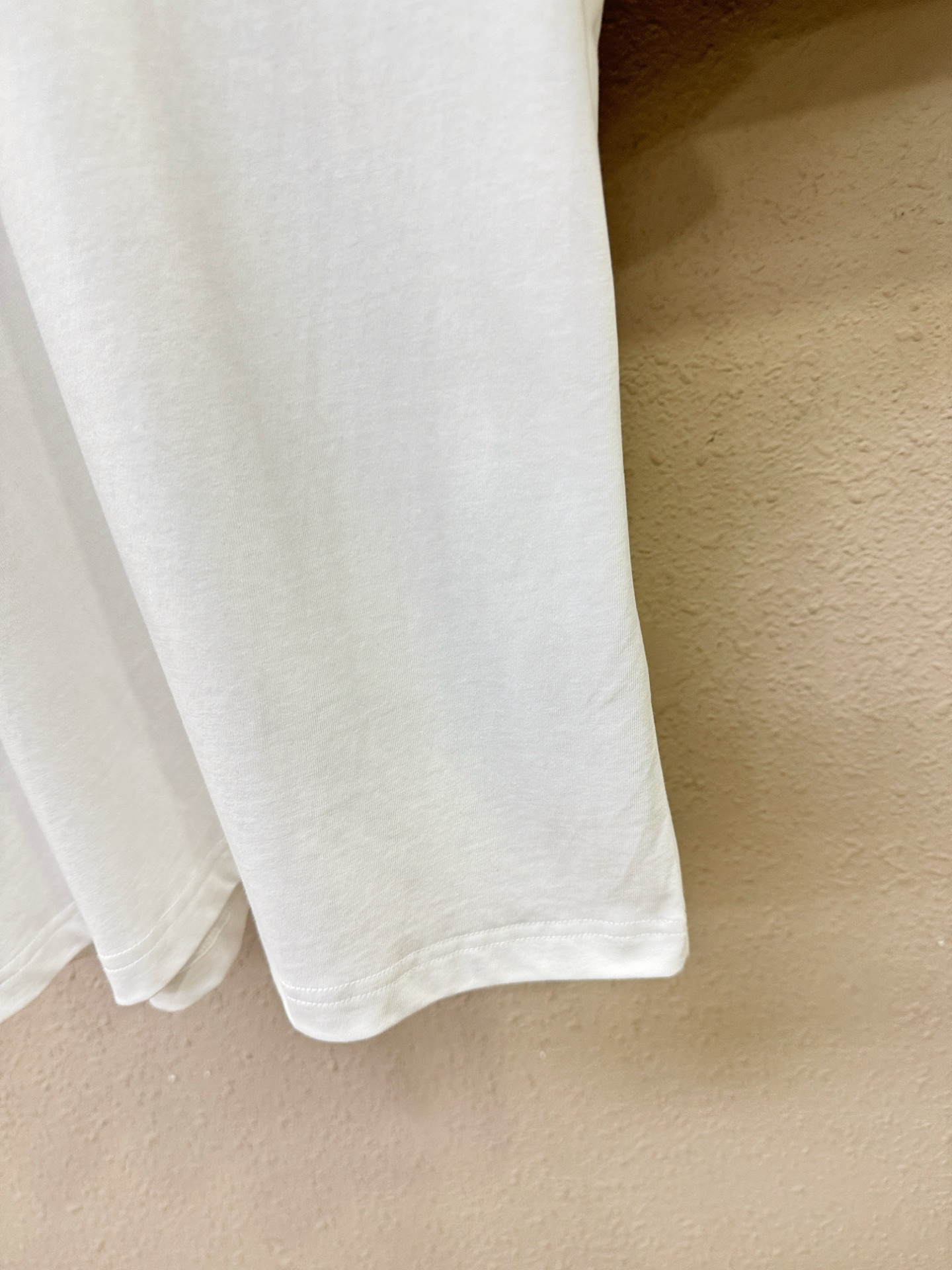 LV路易威登 2026新款短袖T恤！走秀图案时尚休闲短袖T恤衫！设计logo设计！极具设计精选客供面料，