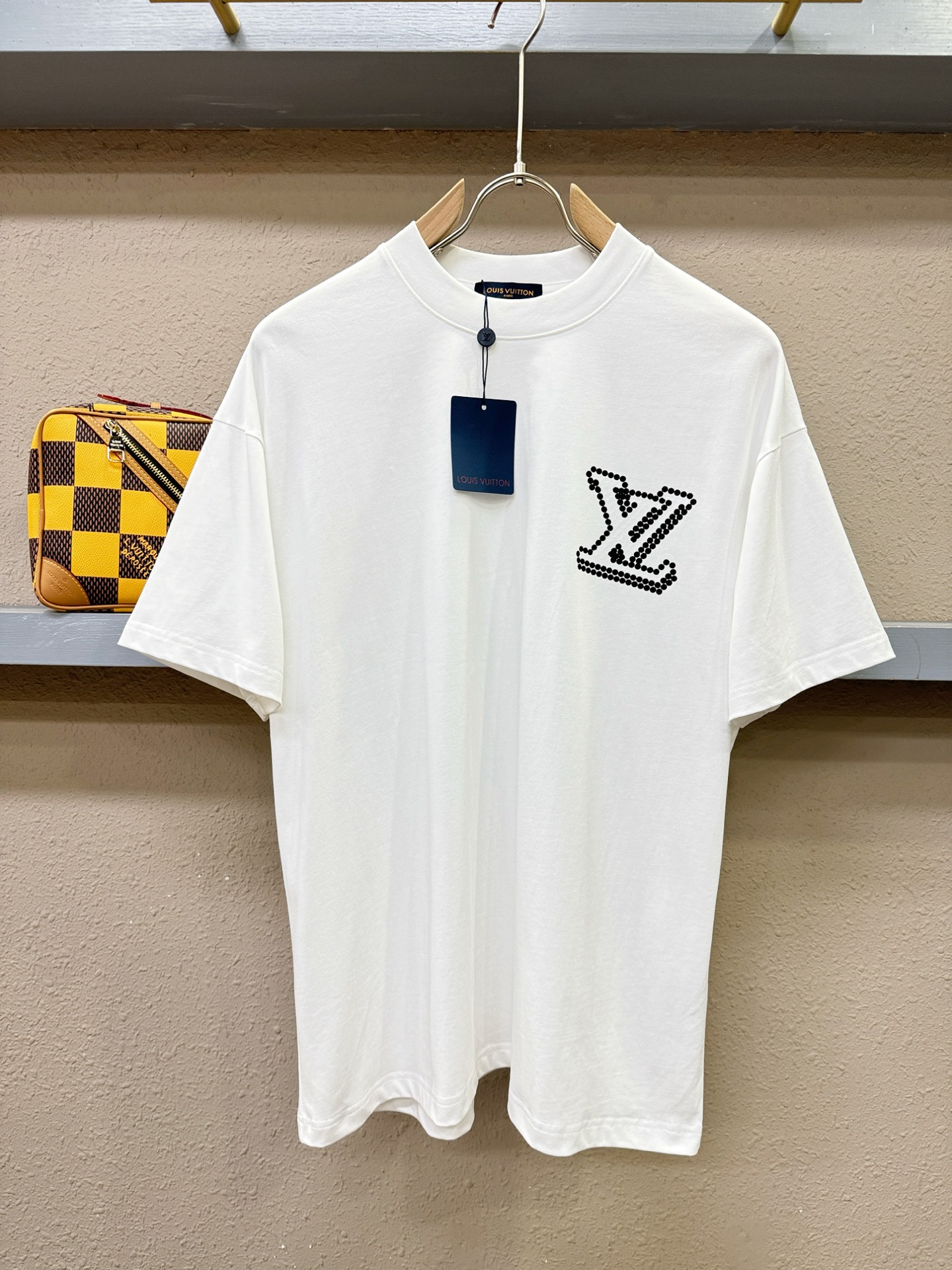 LV路易威登 2026新款短袖T恤！走秀图案时尚休闲短袖T恤衫！设计logo设计！极具设计精选客供面料，