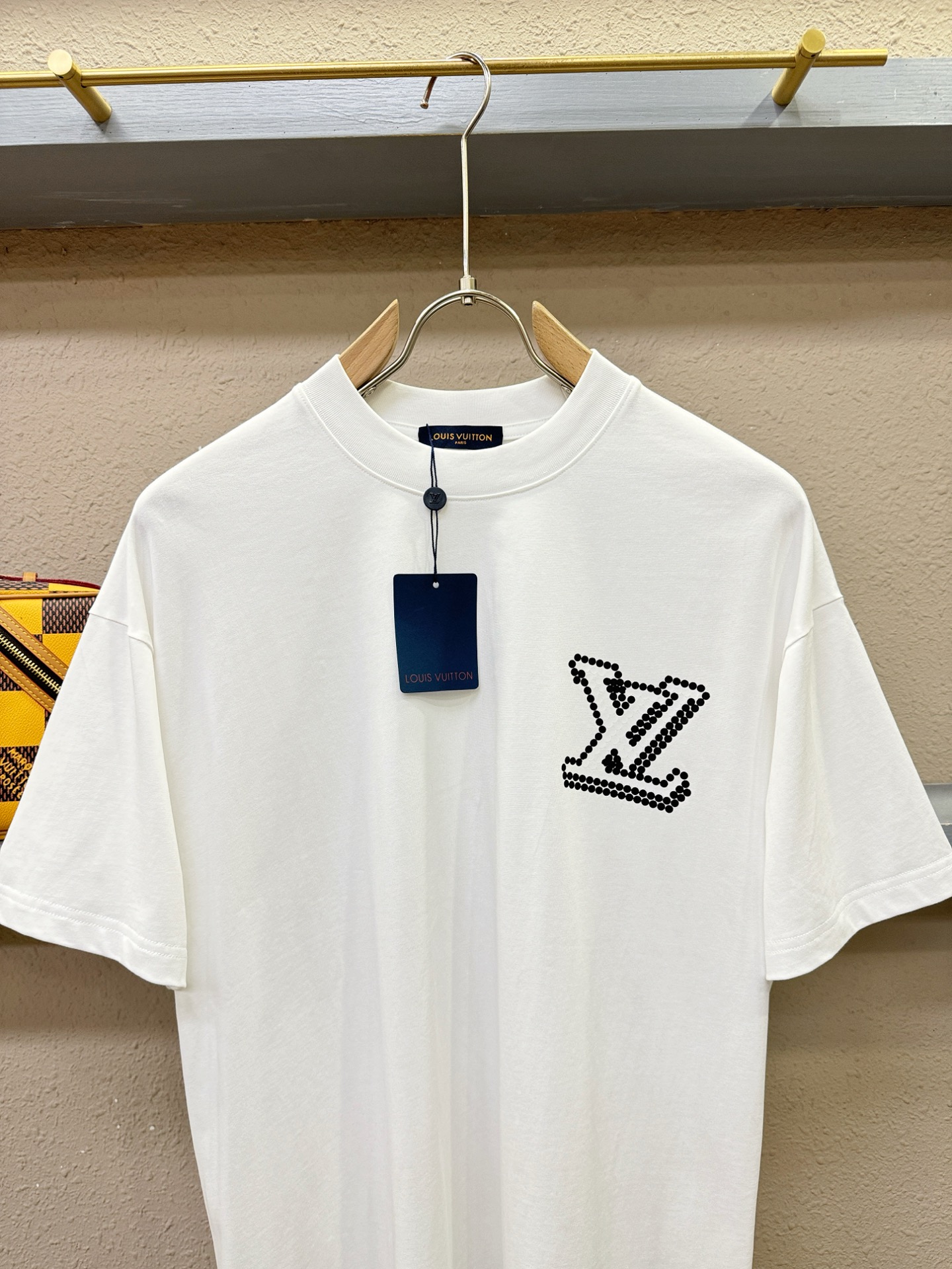 LV路易威登 2026新款短袖T恤！走秀图案时尚休闲短袖T恤衫！设计logo设计！极具设计精选客供面料，