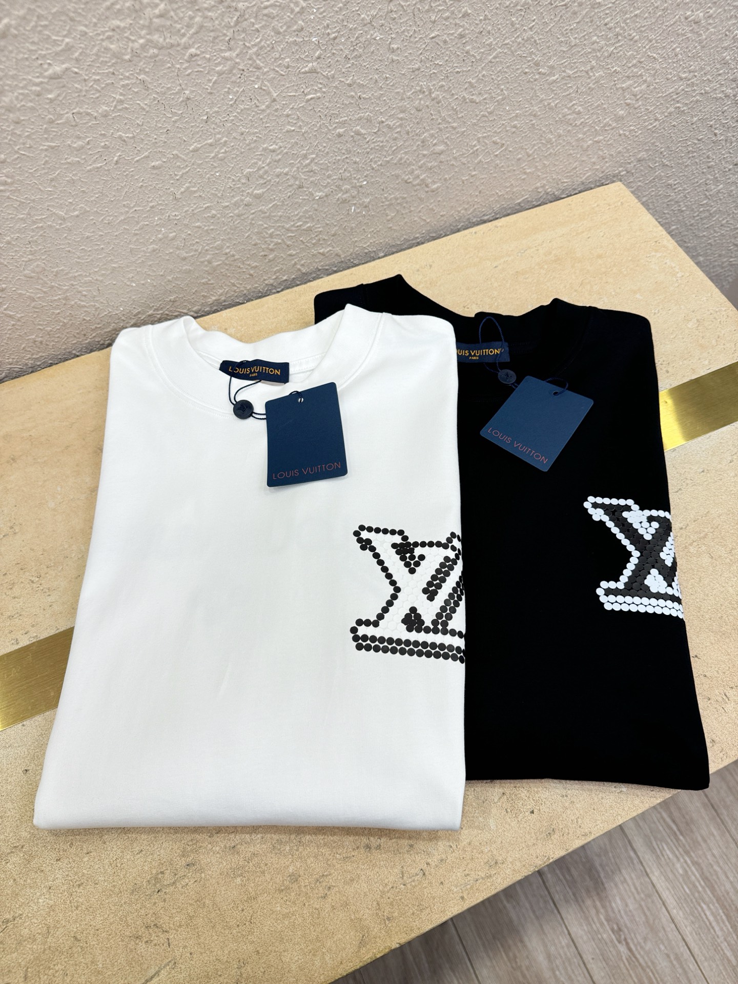 LV路易威登 2026新款短袖T恤！走秀图案时尚休闲短袖T恤衫！设计logo设计！极具设计精选客供面料，