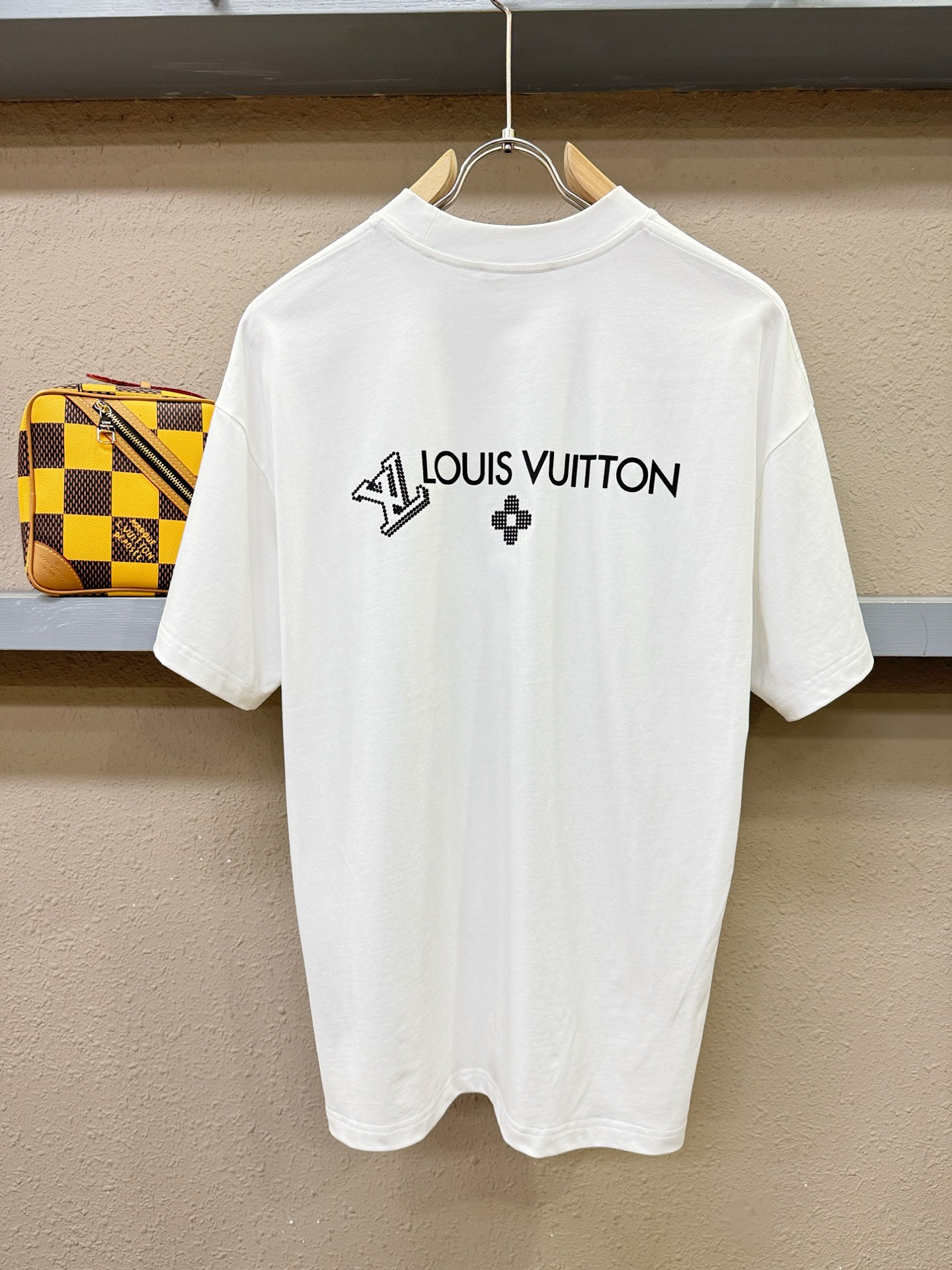 LV路易威登 2026新款短袖T恤！走秀图案时尚休闲短袖T恤衫！设计logo设计！极具设计精选客供面料，