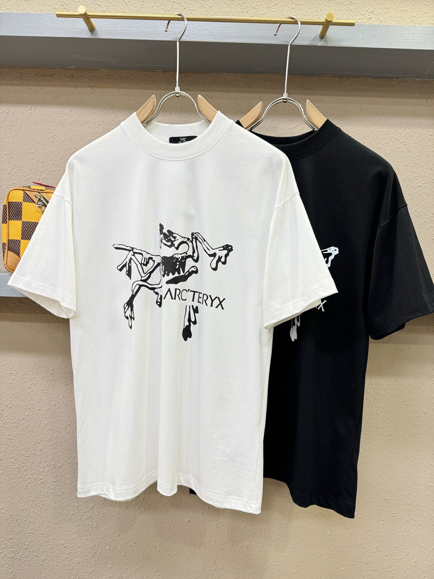 Arcteryx始祖鸟 2026新款短袖T恤！走秀图案时尚休闲短袖T恤衫！设计logo设计！极具设计精选