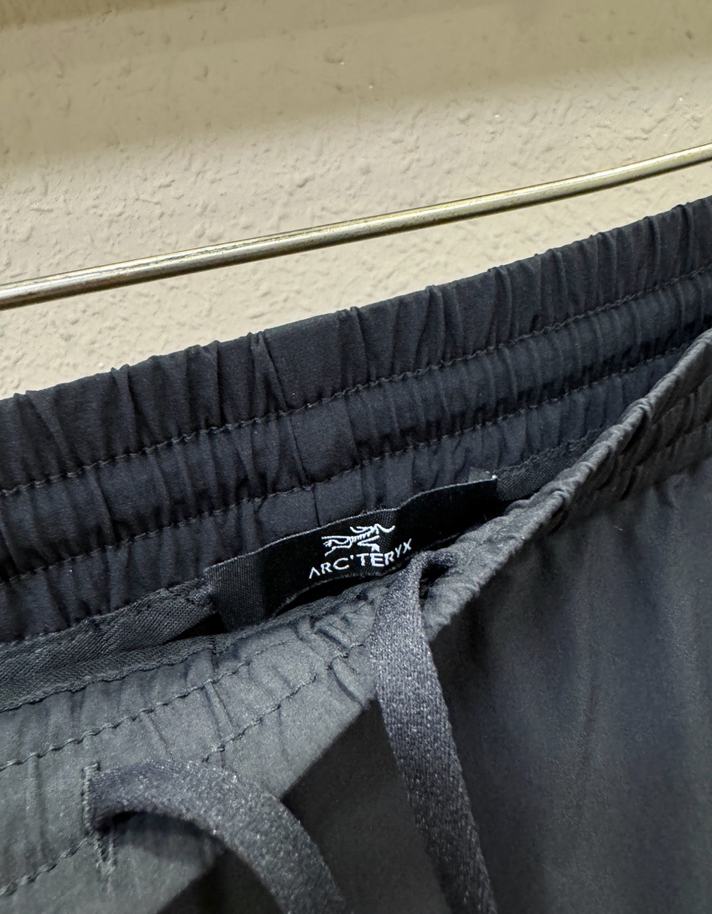 ARC‘TERYX/始祖鸟 新品休闲裤，选用欧洲进口面料，柔软舒适有质感，原版五金配件，非常炫酷，细节处