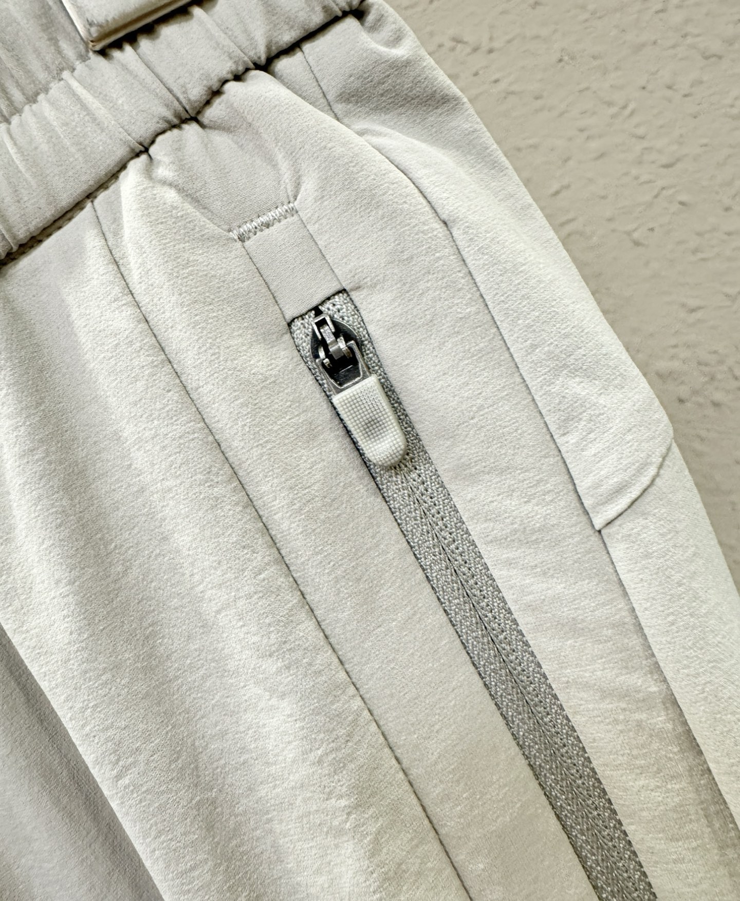 ARC‘TERYX/始祖鸟 新品休闲裤，选用欧洲进口面料，柔软舒适有质感，原版五金配件，非常炫酷，细节处