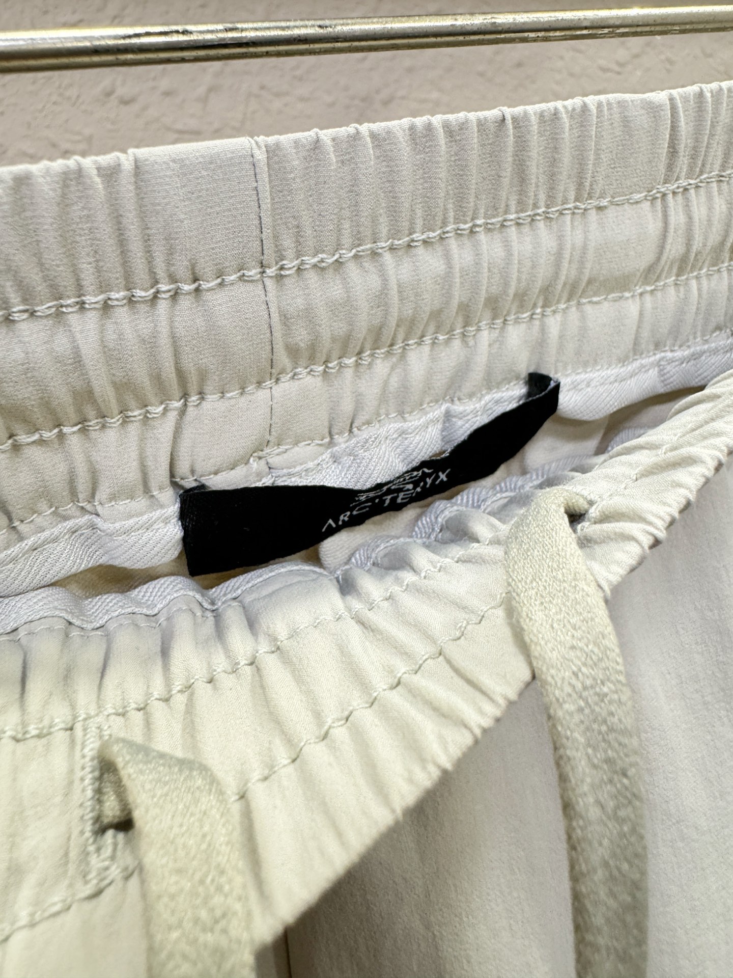 ARC‘TERYX/始祖鸟 新品休闲裤，选用欧洲进口面料，柔软舒适有质感，原版五金配件，非常炫酷，细节处
