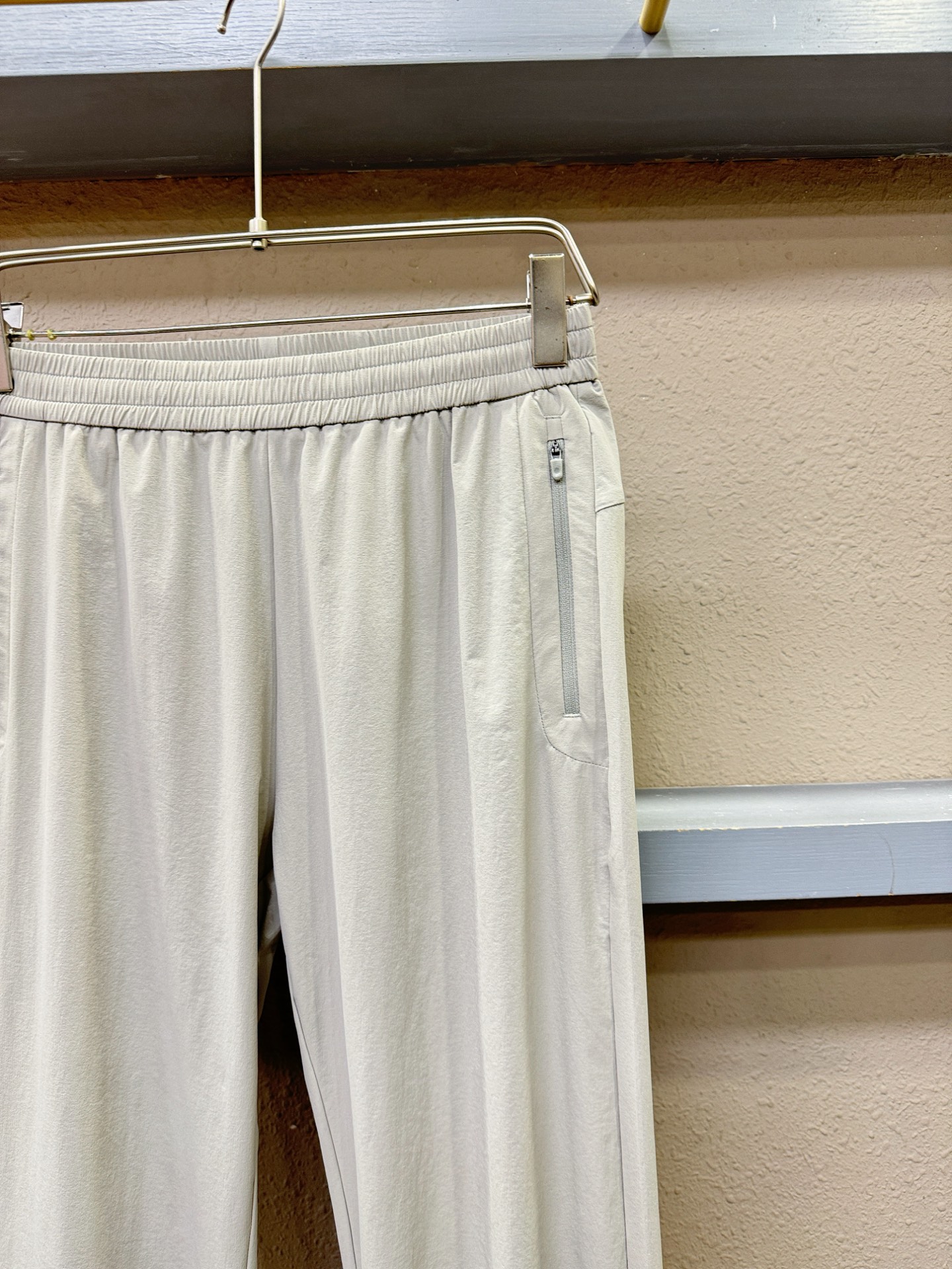 ARC‘TERYX/始祖鸟 新品休闲裤，选用欧洲进口面料，柔软舒适有质感，原版五金配件，非常炫酷，细节处