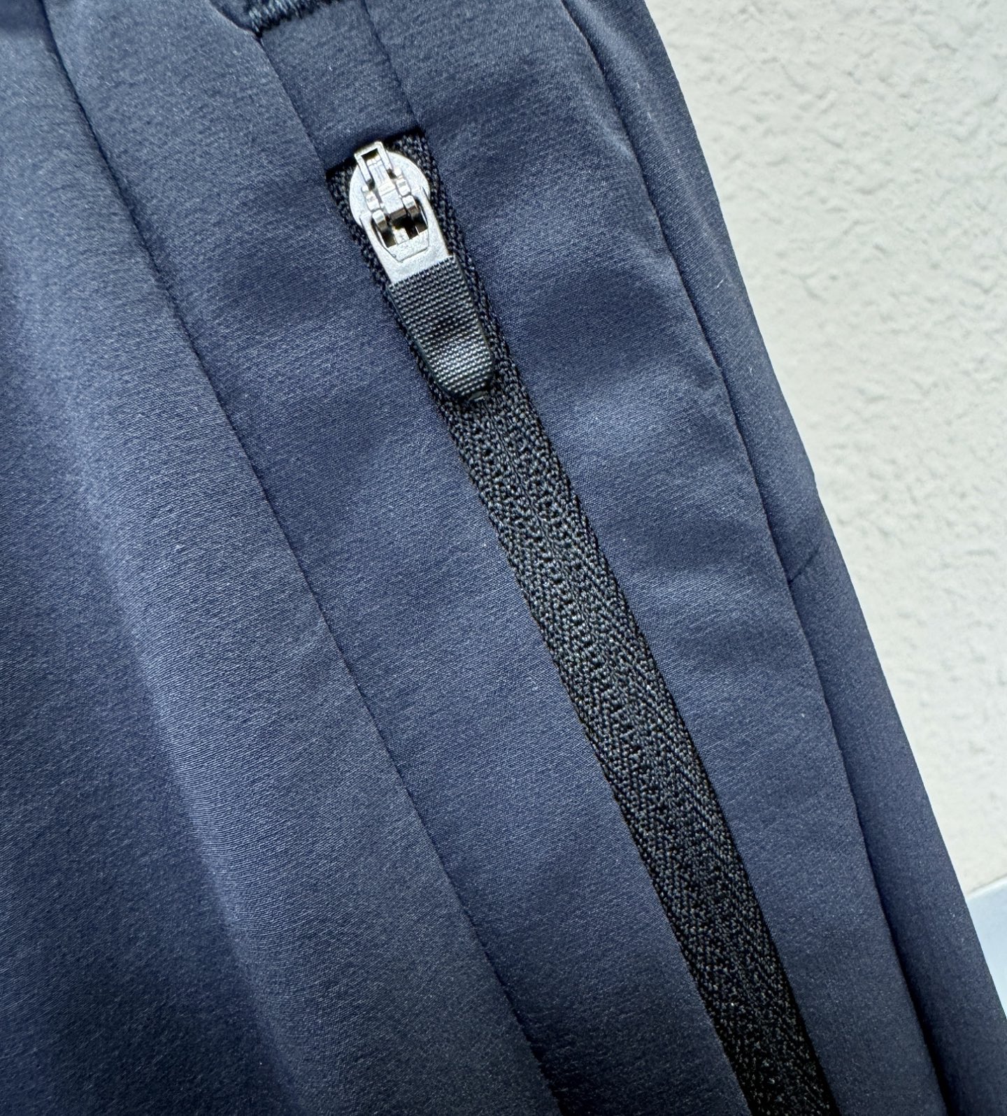 ARC‘TERYX/始祖鸟 新品休闲裤，选用欧洲进口面料，柔软舒适有质感，原版五金配件，非常炫酷，细节处