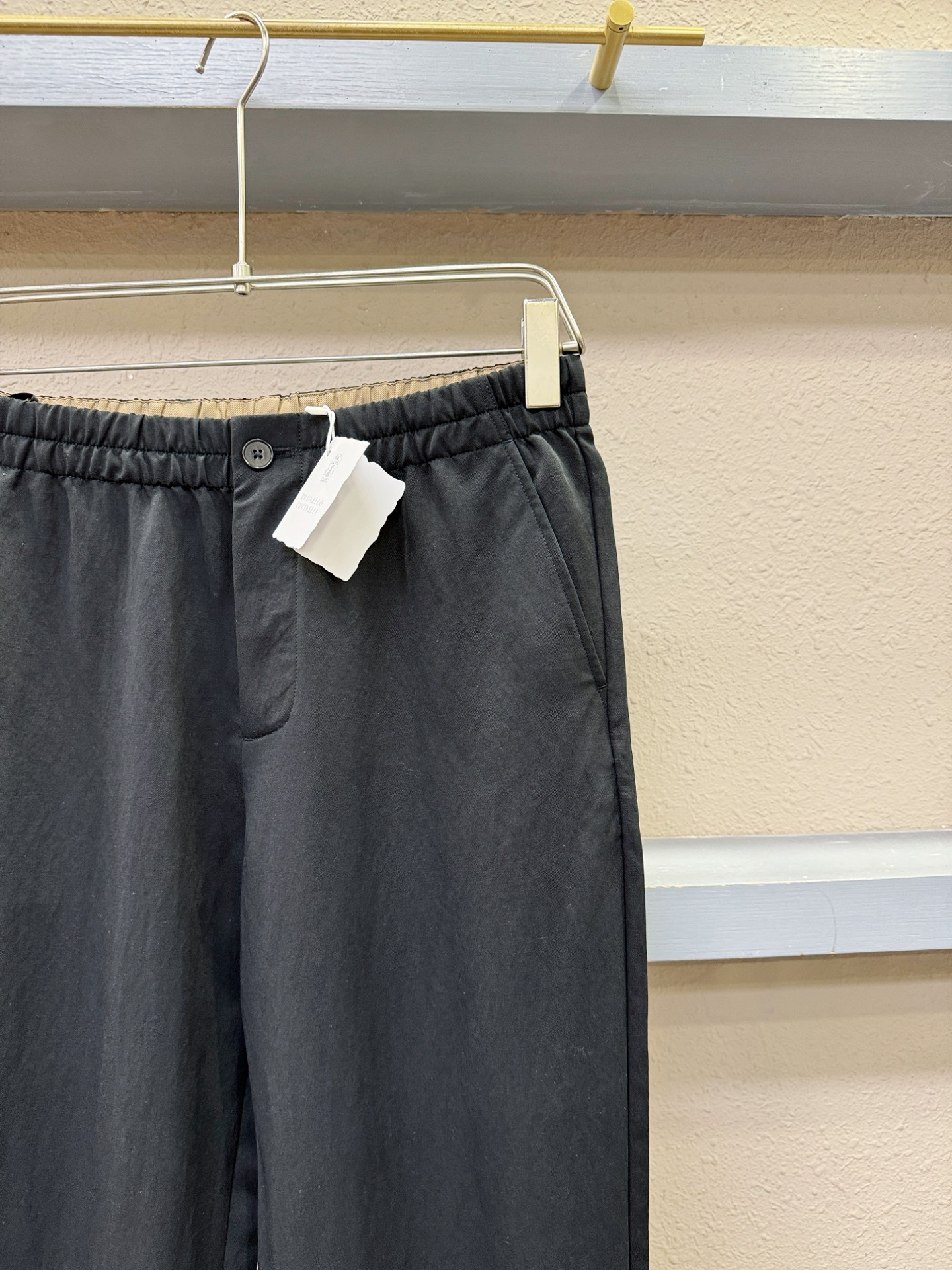 BC布鲁提 新品休闲裤，选用欧洲进口面料，柔软舒适有质感，原版五金配件，非常炫酷，细节处理精致，上身效果