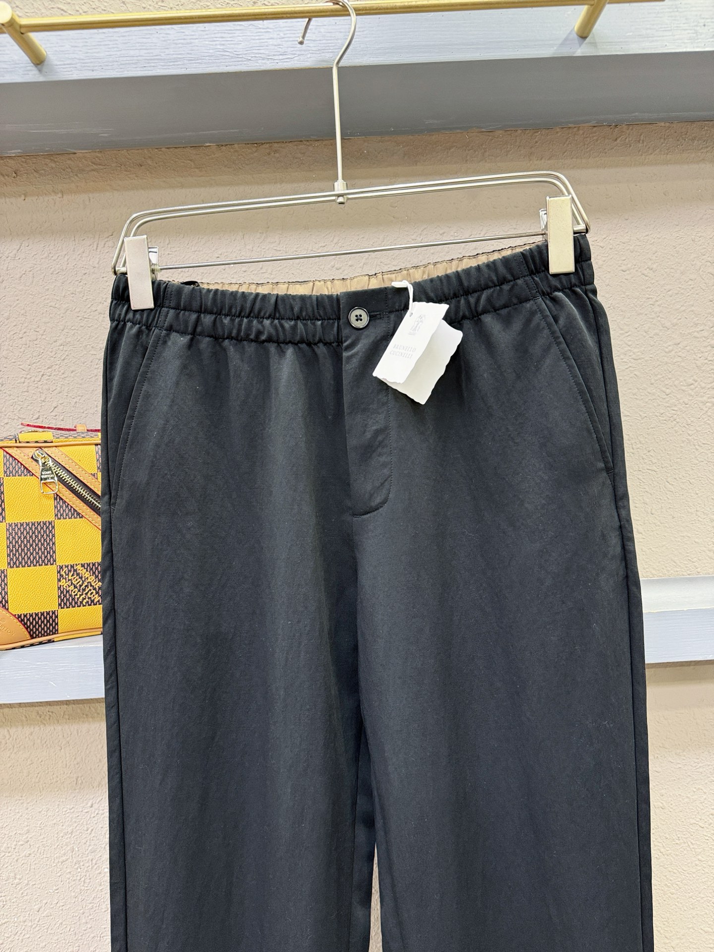 BC布鲁提 新品休闲裤，选用欧洲进口面料，柔软舒适有质感，原版五金配件，非常炫酷，细节处理精致，上身效果