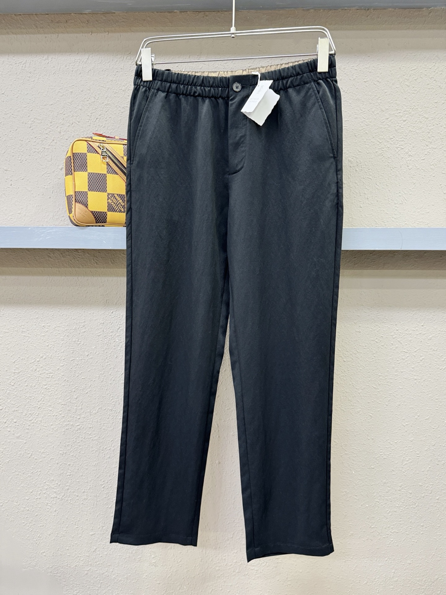 BC布鲁提 新品休闲裤，选用欧洲进口面料，柔软舒适有质感，原版五金配件，非常炫酷，细节处理精致，上身效果