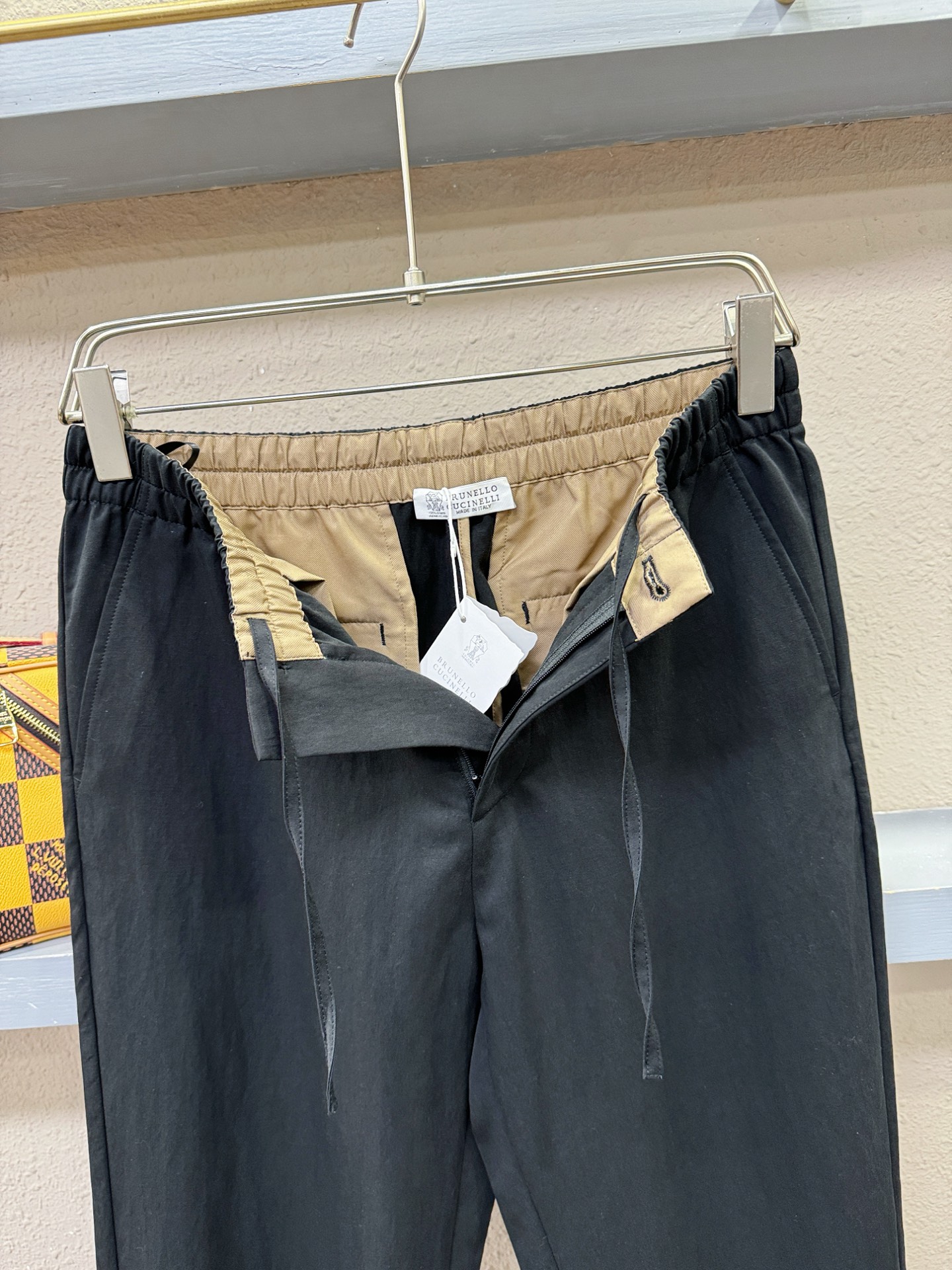 BC布鲁提 新品休闲裤，选用欧洲进口面料，柔软舒适有质感，原版五金配件，非常炫酷，细节处理精致，上身效果