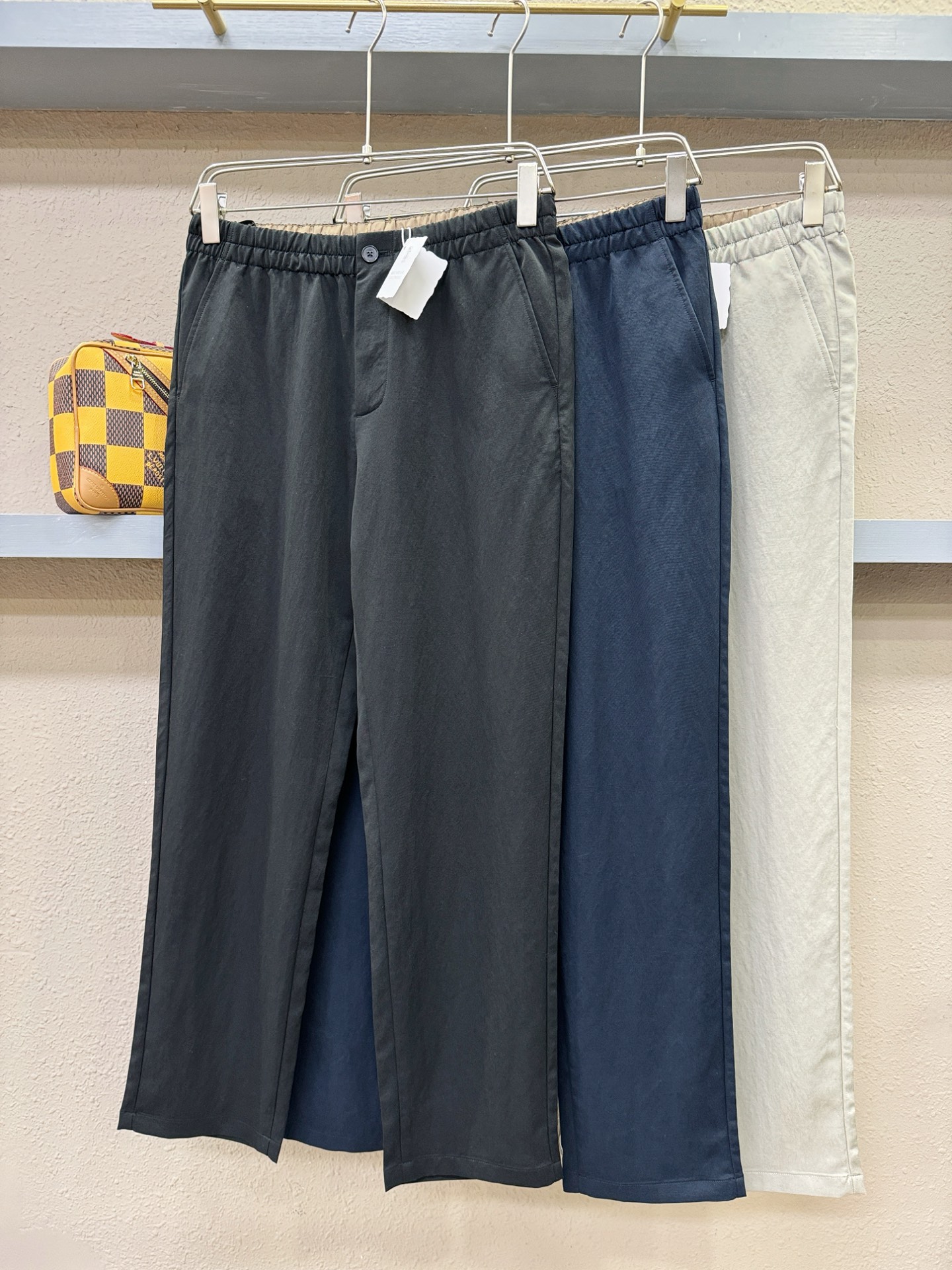 BC布鲁提 新品休闲裤，选用欧洲进口面料，柔软舒适有质感，原版五金配件，非常炫酷，细节处理精致，上身效果