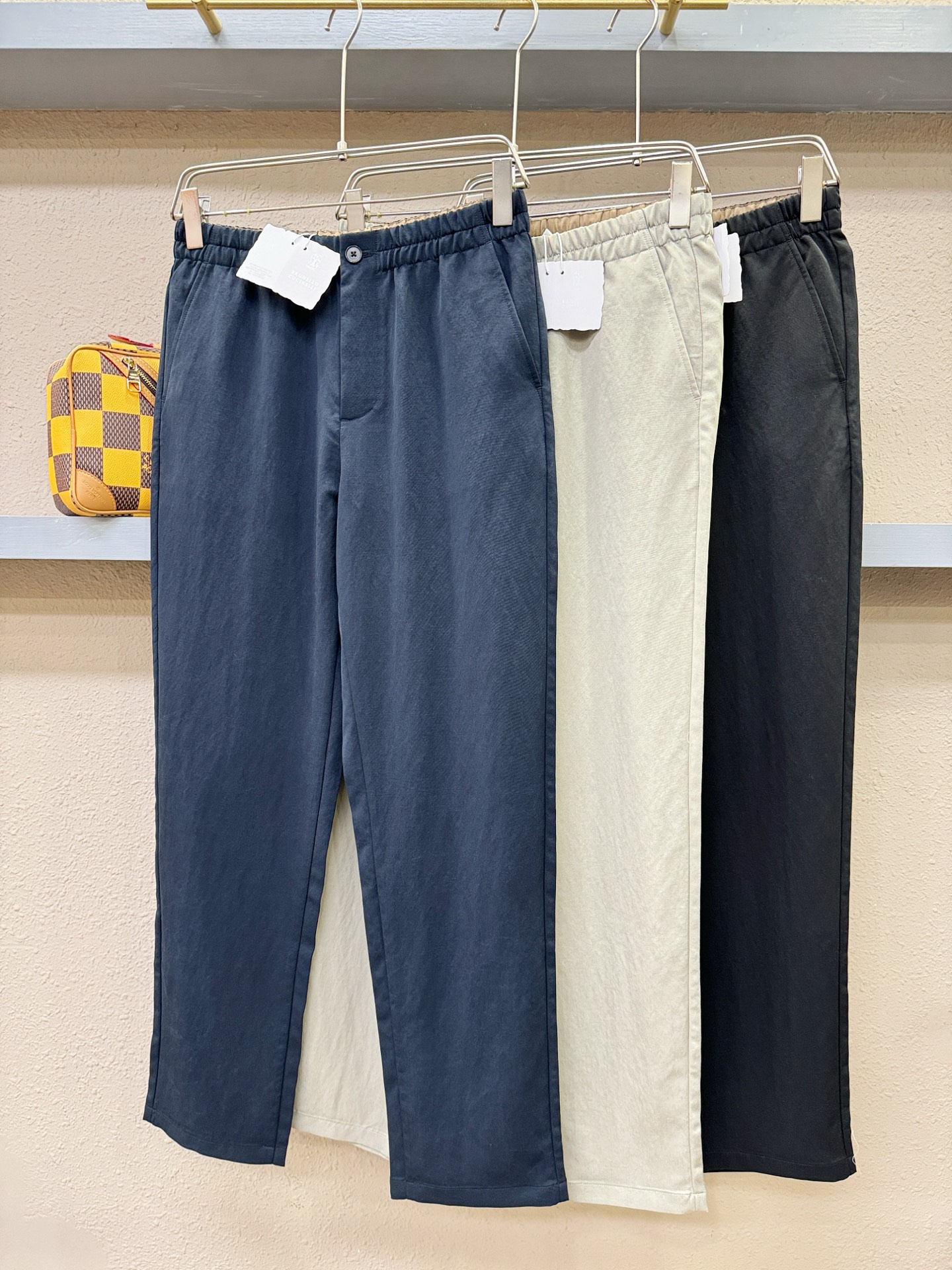 BC布鲁提 新品休闲裤，选用欧洲进口面料，柔软舒适有质感，原版五金配件，非常炫酷，细节处理精致，上身效果