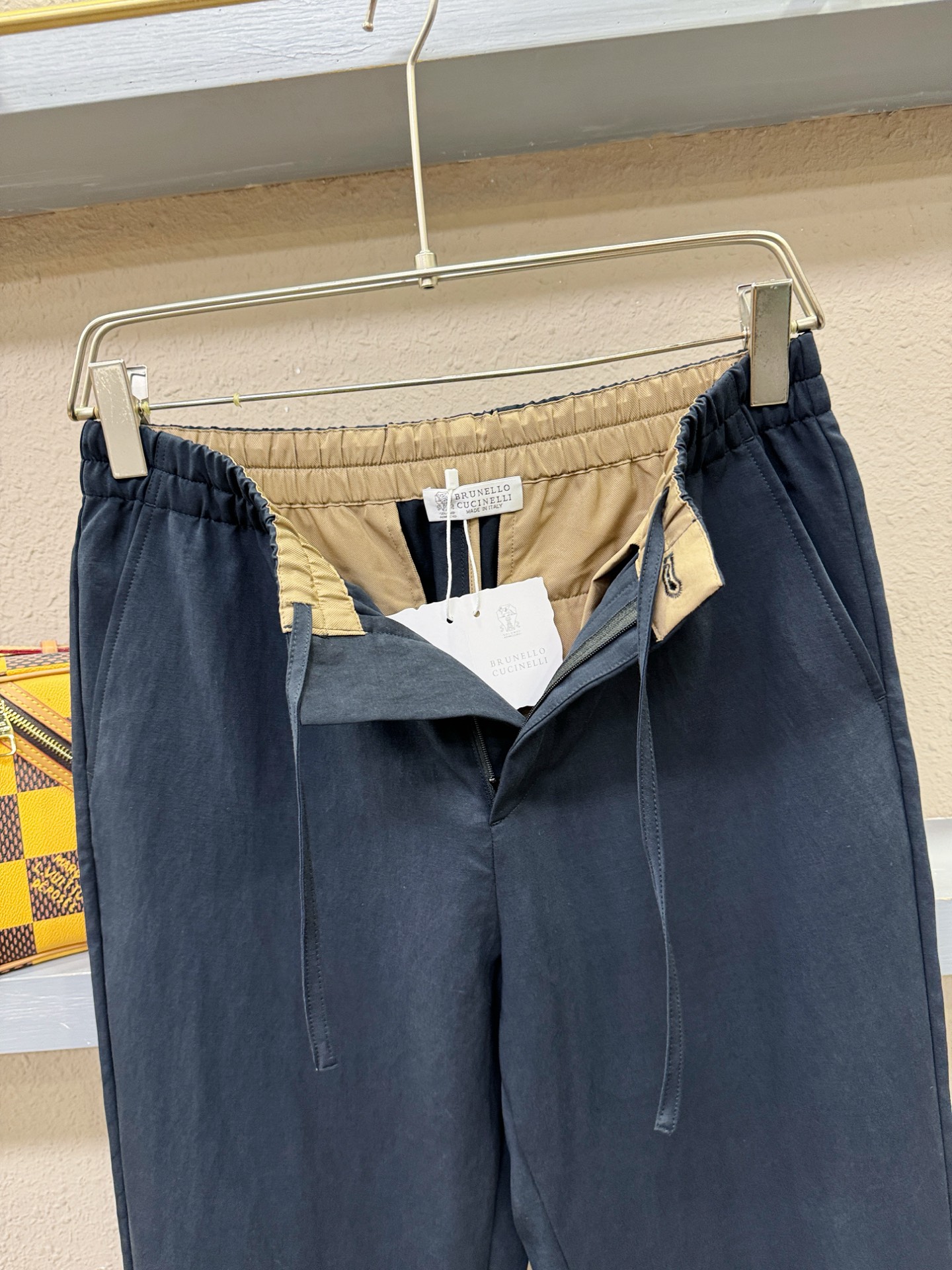 BC布鲁提 新品休闲裤，选用欧洲进口面料，柔软舒适有质感，原版五金配件，非常炫酷，细节处理精致，上身效果