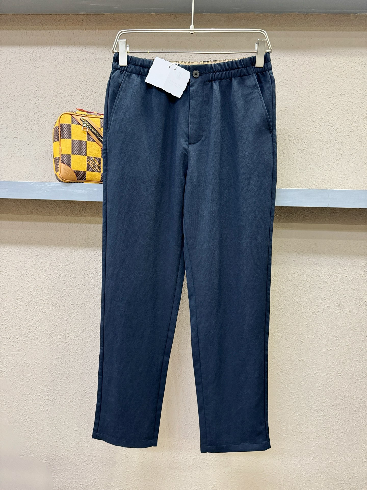 BC布鲁提 新品休闲裤，选用欧洲进口面料，柔软舒适有质感，原版五金配件，非常炫酷，细节处理精致，上身效果