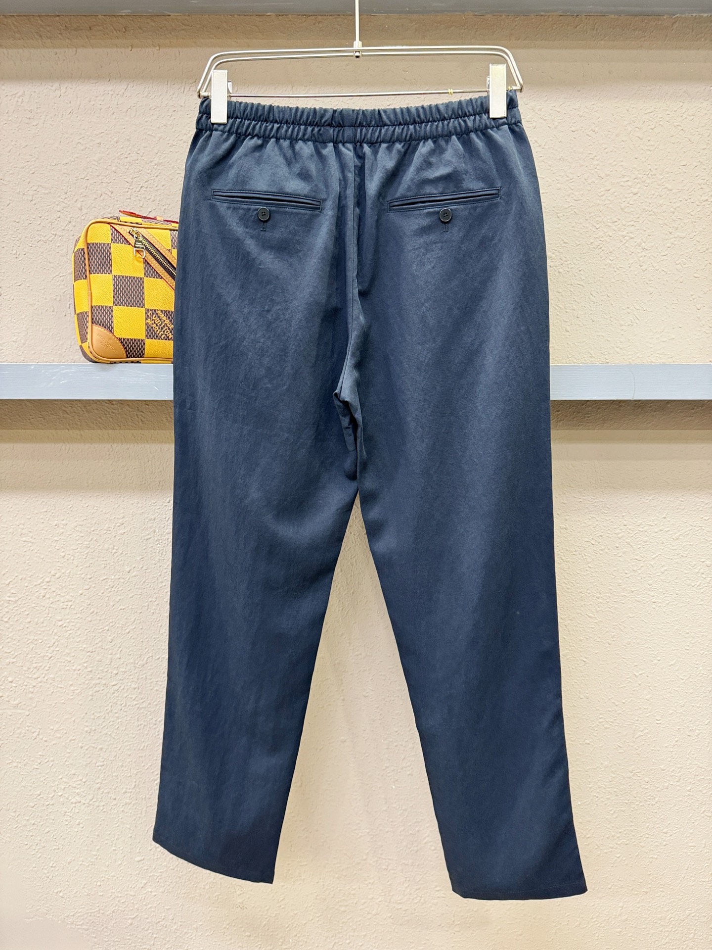 BC布鲁提 新品休闲裤，选用欧洲进口面料，柔软舒适有质感，原版五金配件，非常炫酷，细节处理精致，上身效果