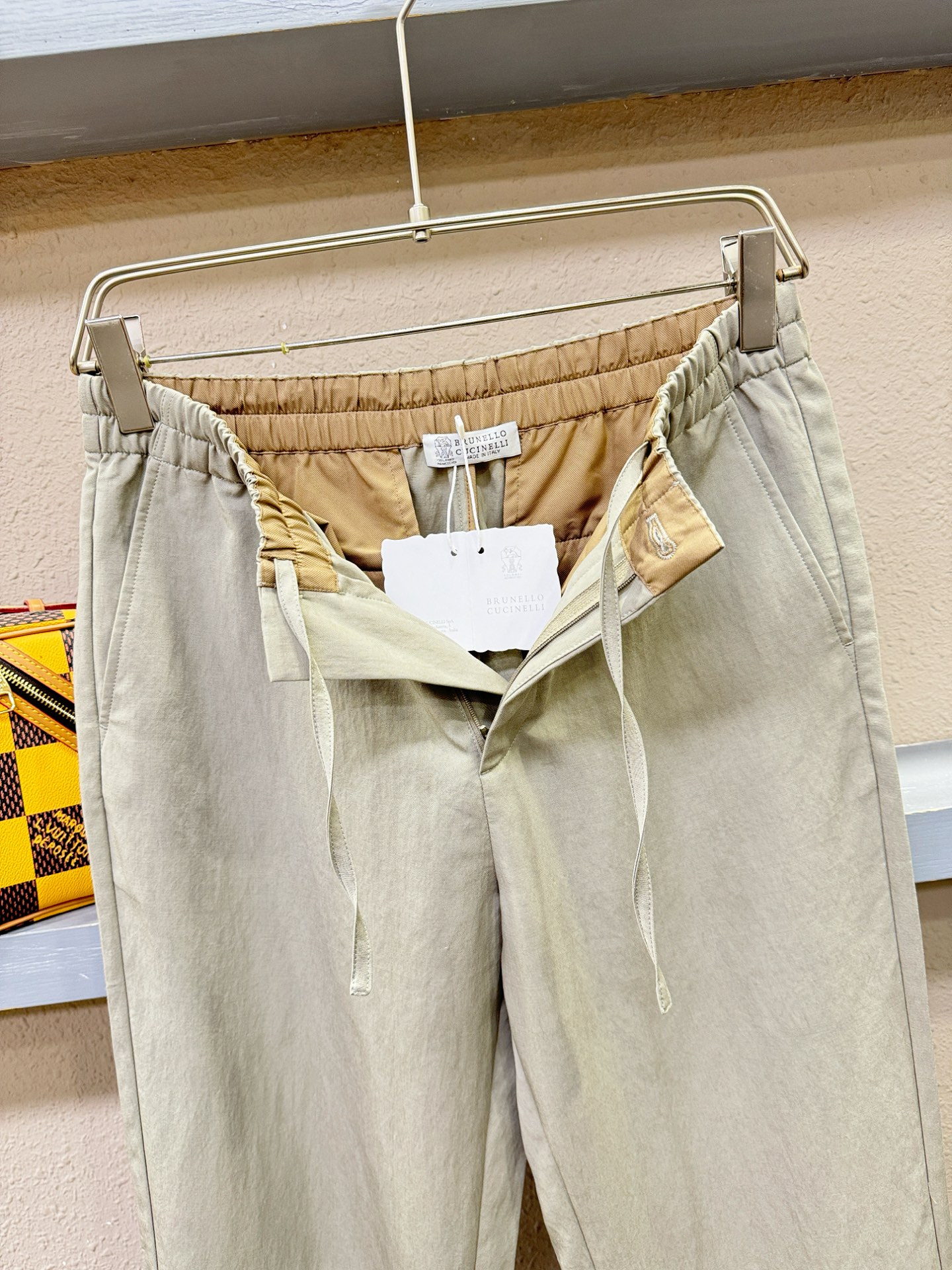 BC布鲁提 新品休闲裤，选用欧洲进口面料，柔软舒适有质感，原版五金配件，非常炫酷，细节处理精致，上身效果