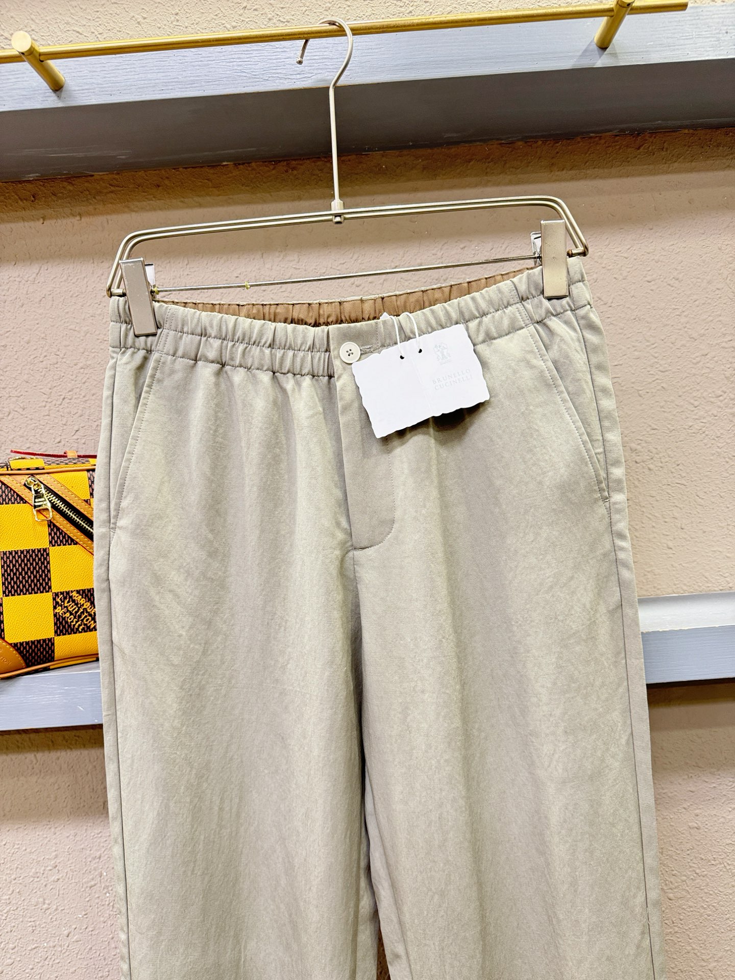 BC布鲁提 新品休闲裤，选用欧洲进口面料，柔软舒适有质感，原版五金配件，非常炫酷，细节处理精致，上身效果