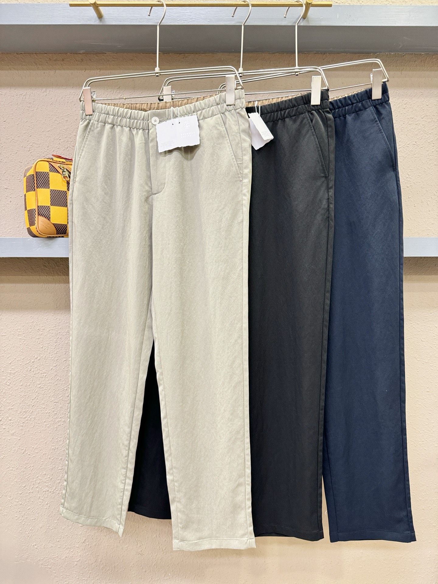 BC布鲁提 新品休闲裤，选用欧洲进口面料，柔软舒适有质感，原版五金配件，非常炫酷，细节处理精致，上身效果