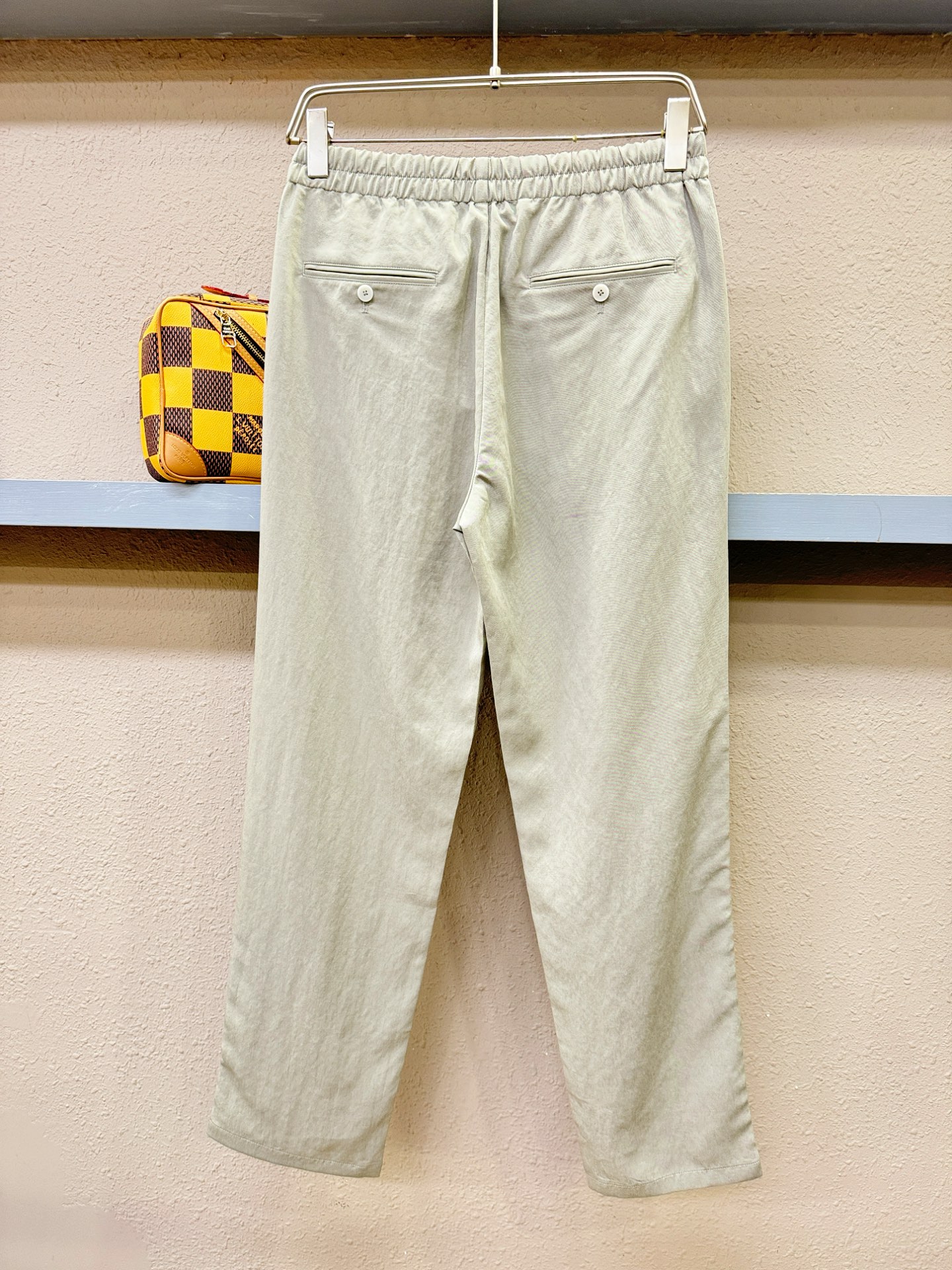 BC布鲁提 新品休闲裤，选用欧洲进口面料，柔软舒适有质感，原版五金配件，非常炫酷，细节处理精致，上身效果