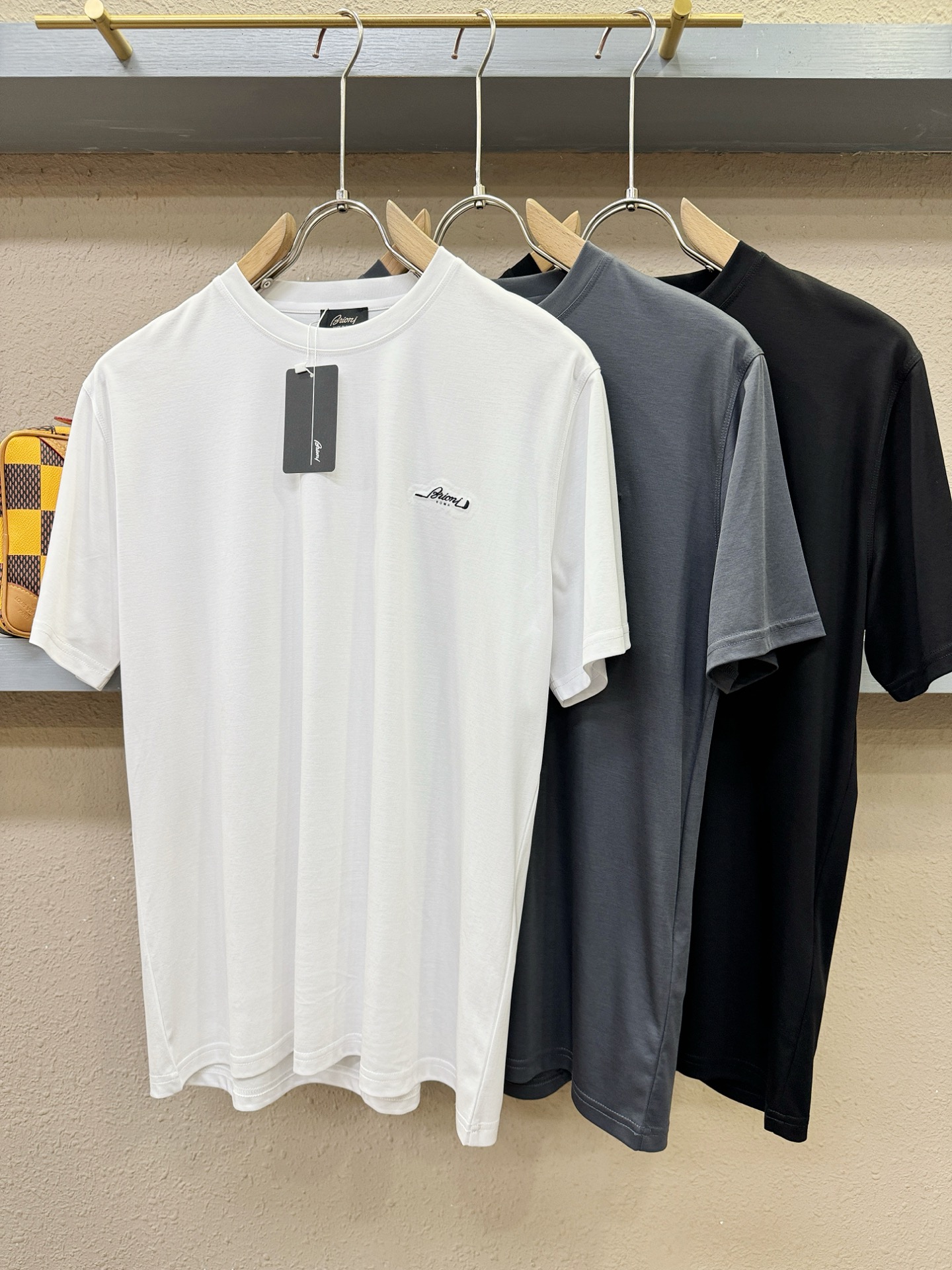 Brioni 布里奥尼 顶级品质 2026新品短袖！原版定制面料，手感柔软。顶级进口私货，时尚设计潮流短