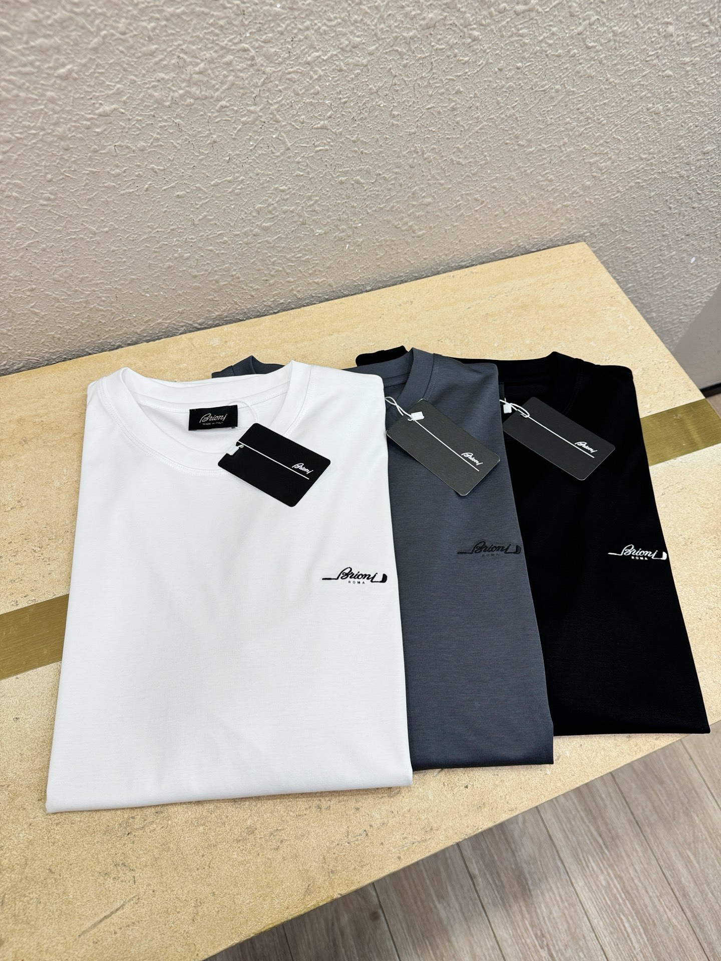 Brioni 布里奥尼 顶级品质 2026新品短袖！原版定制面料，手感柔软。顶级进口私货，时尚设计潮流短